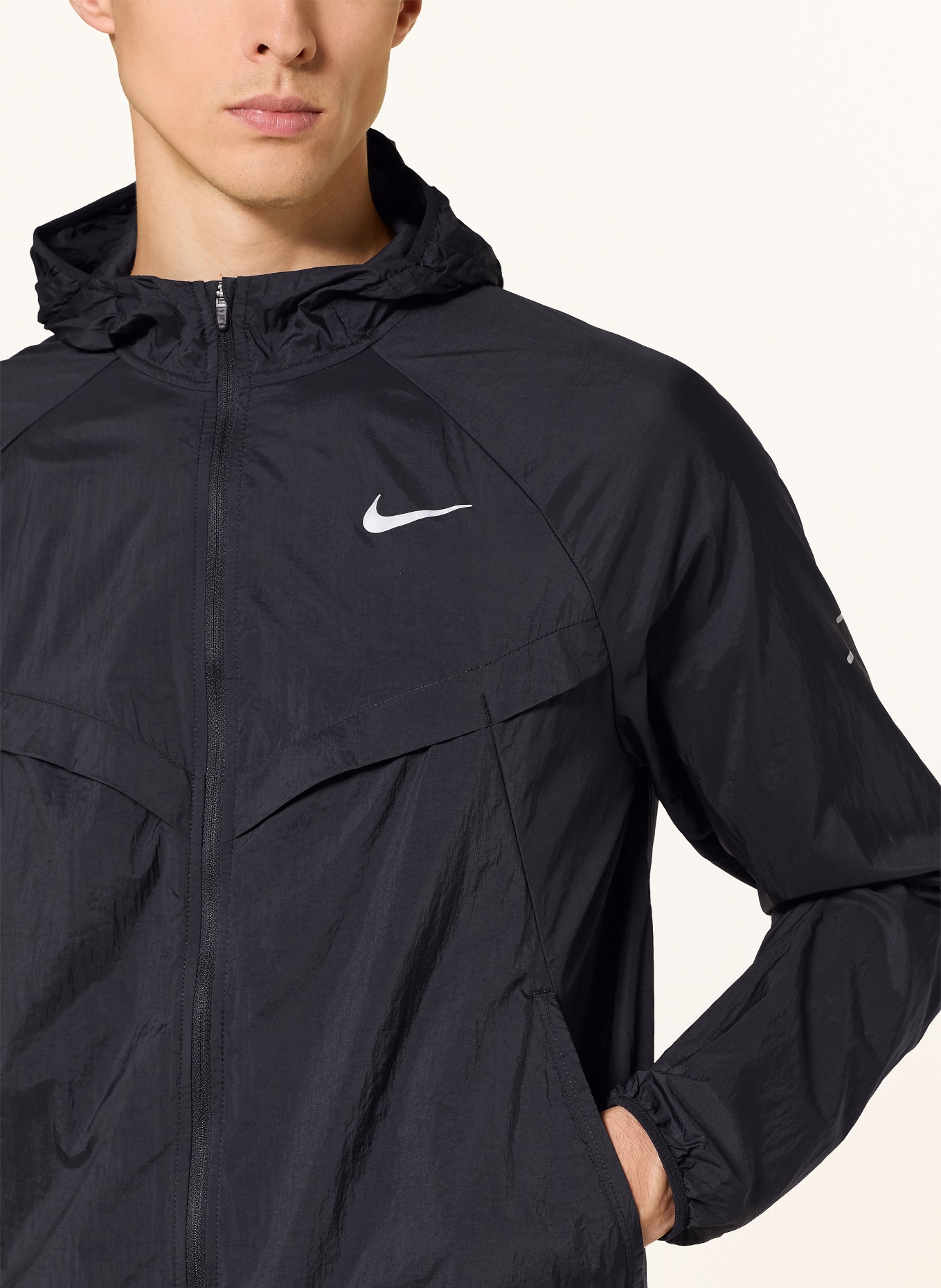 Nike Laufjacke STRIDE REPEL: SCHWARZ