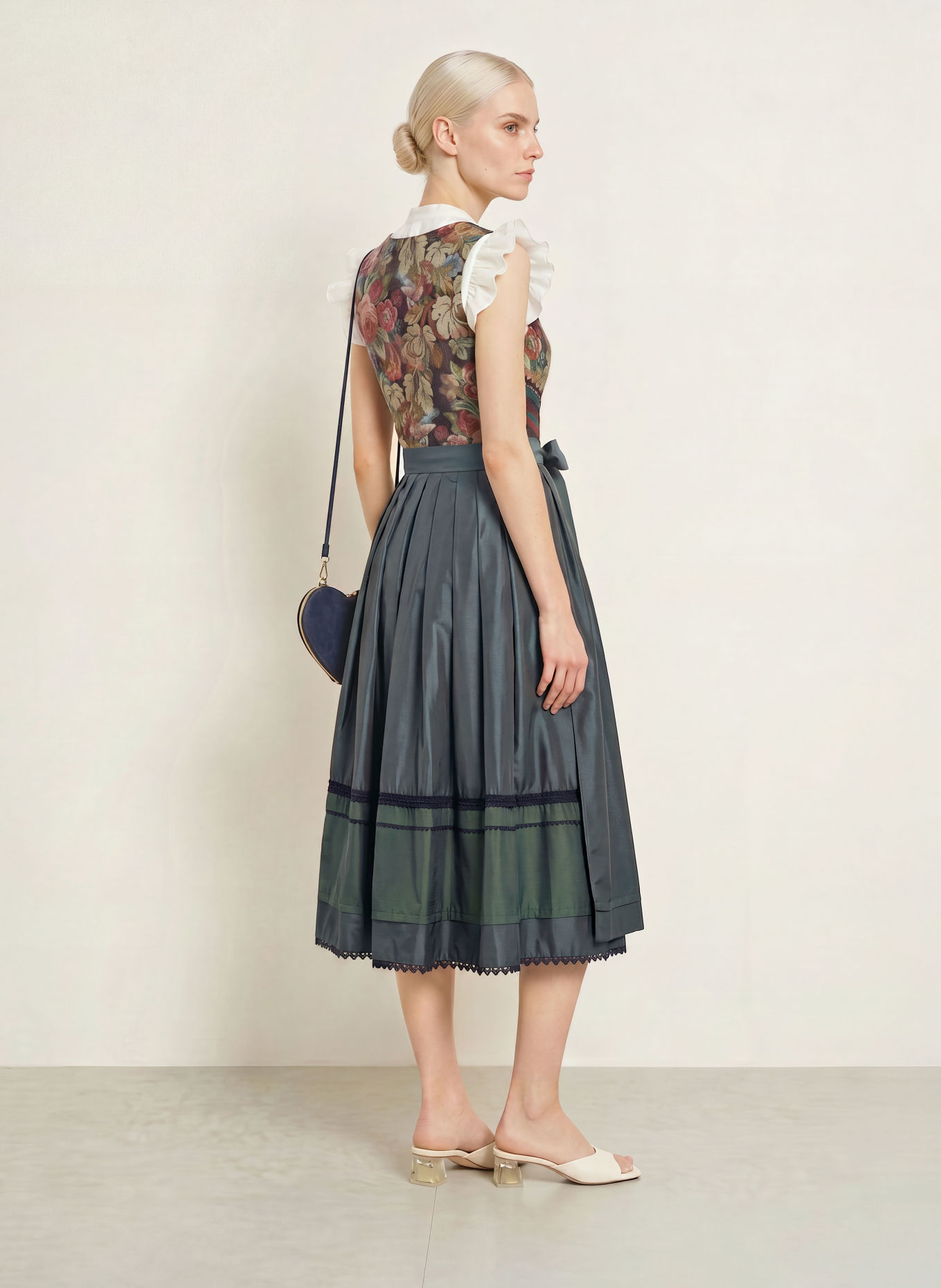 SPORTALM Dirndl HASELBACH met kant: DONKERBLAUW / DONKERROOD / GROEN