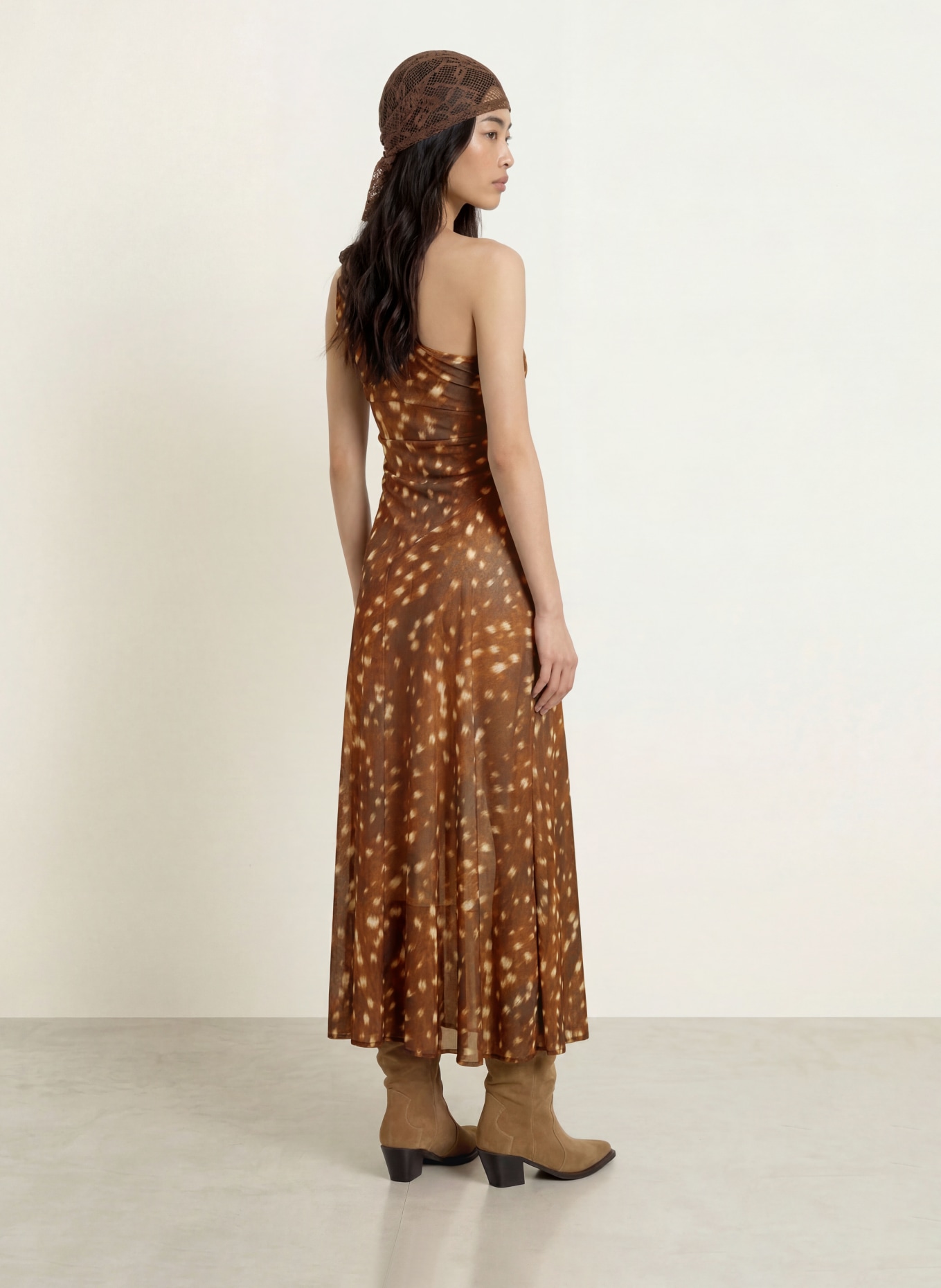 ESTHÉ One-shoulder-kjole i jersey: MØRKEBRUN / BEIGE