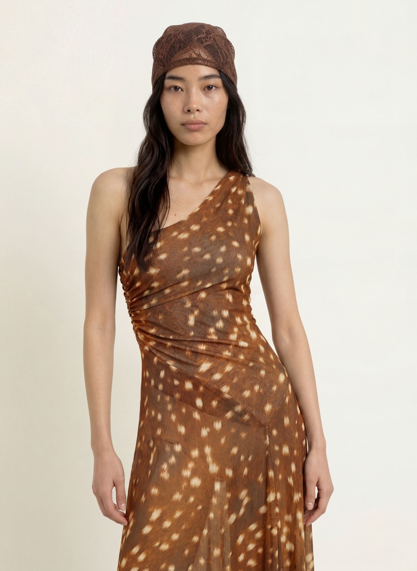 ESTHÉ One-shoulder-kjole i jersey: MØRKEBRUN / BEIGE