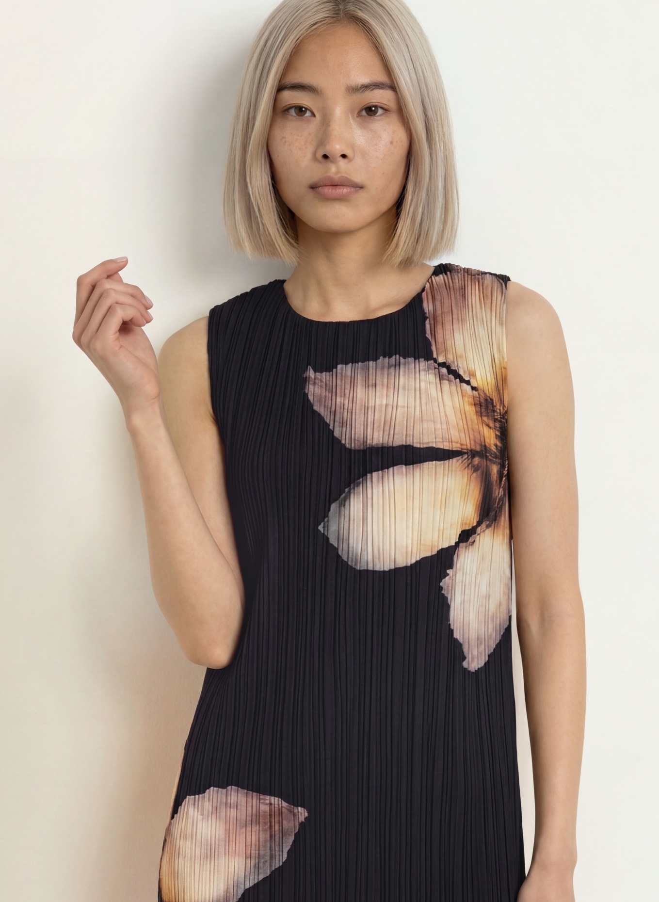 ESTHÉ Kleid mit Plissees: SCHWARZ / BRAUN / HELLGELB
