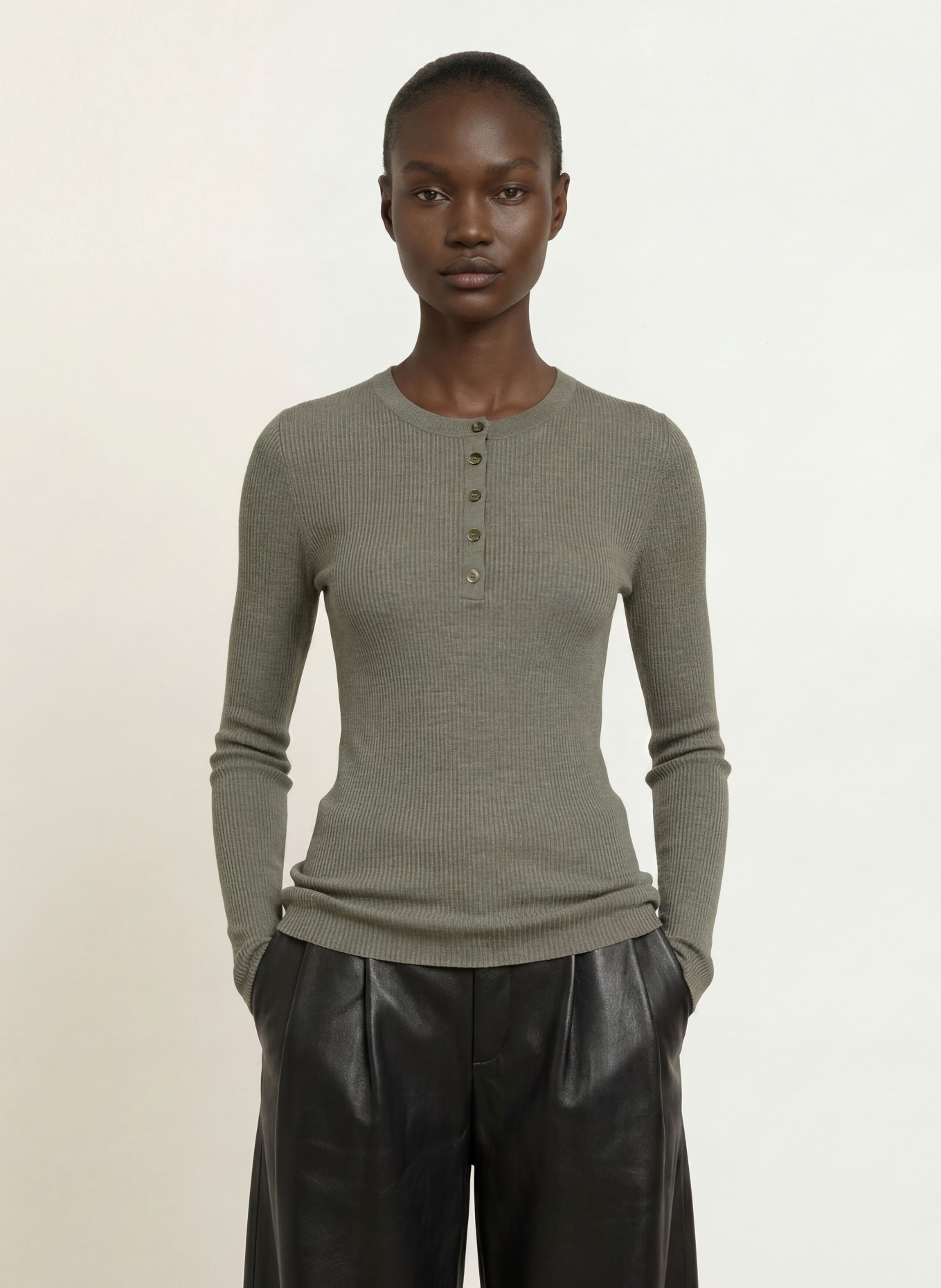 BOSS Henley tričko FELICONIA: OLIVOVÁ