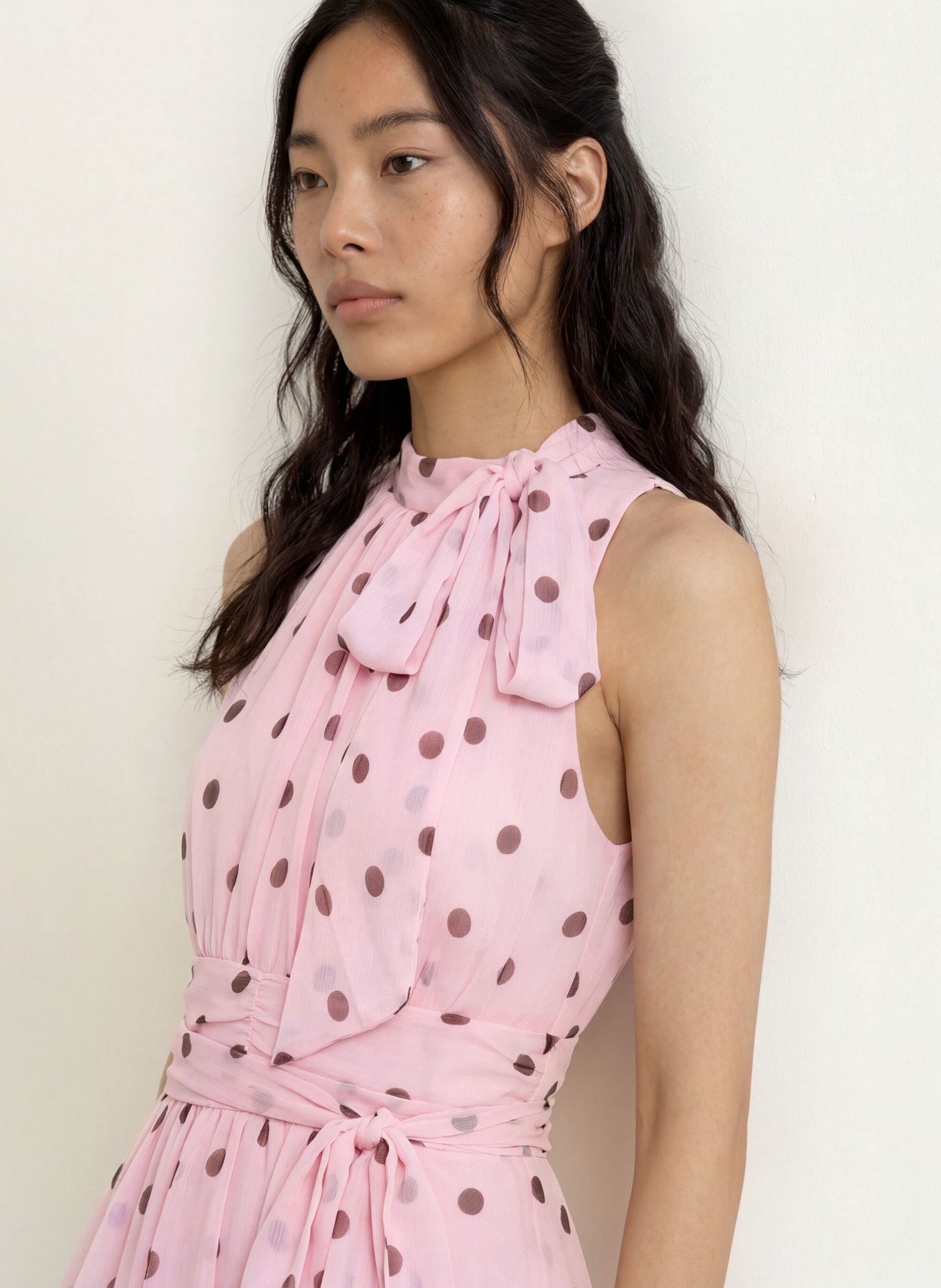 NEO NOIR Robe à col lavallière MARLI: ROSE / MARRON FONCÉ