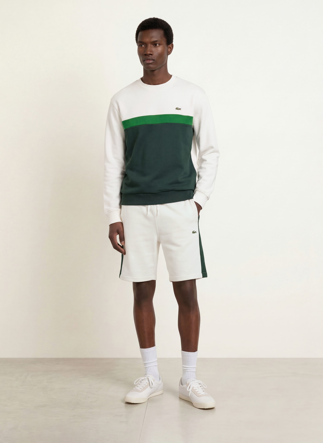 LACOSTE Sweatshorts med normal passform: MÖRKGRÖN / VIT