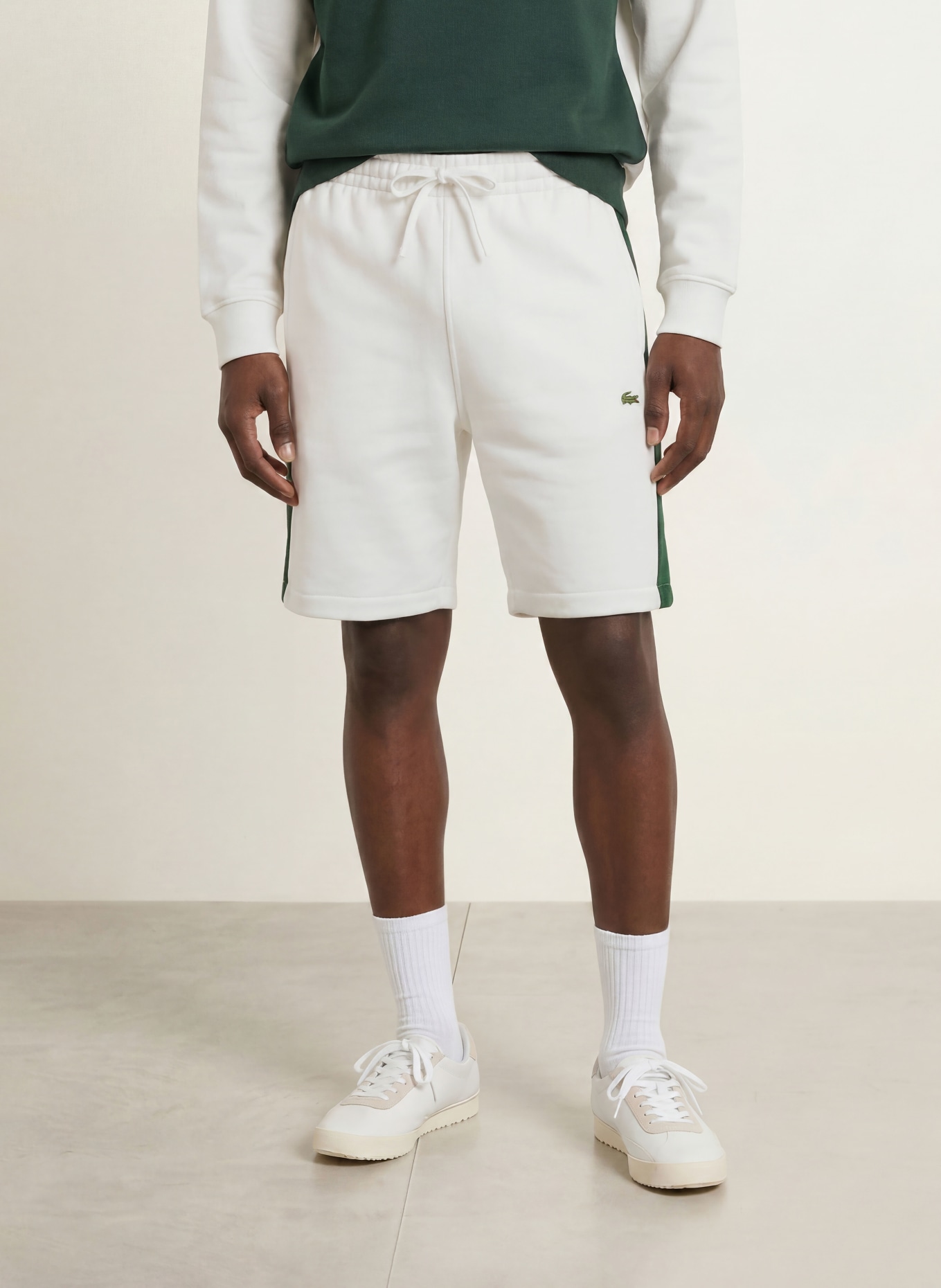 LACOSTE Sweatshorts med normal passform: MÖRKGRÖN / VIT