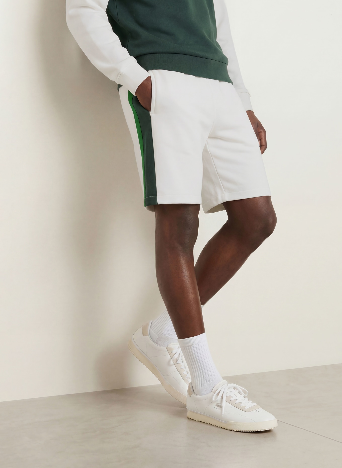 LACOSTE Sweatshorts med normal passform: MÖRKGRÖN / VIT