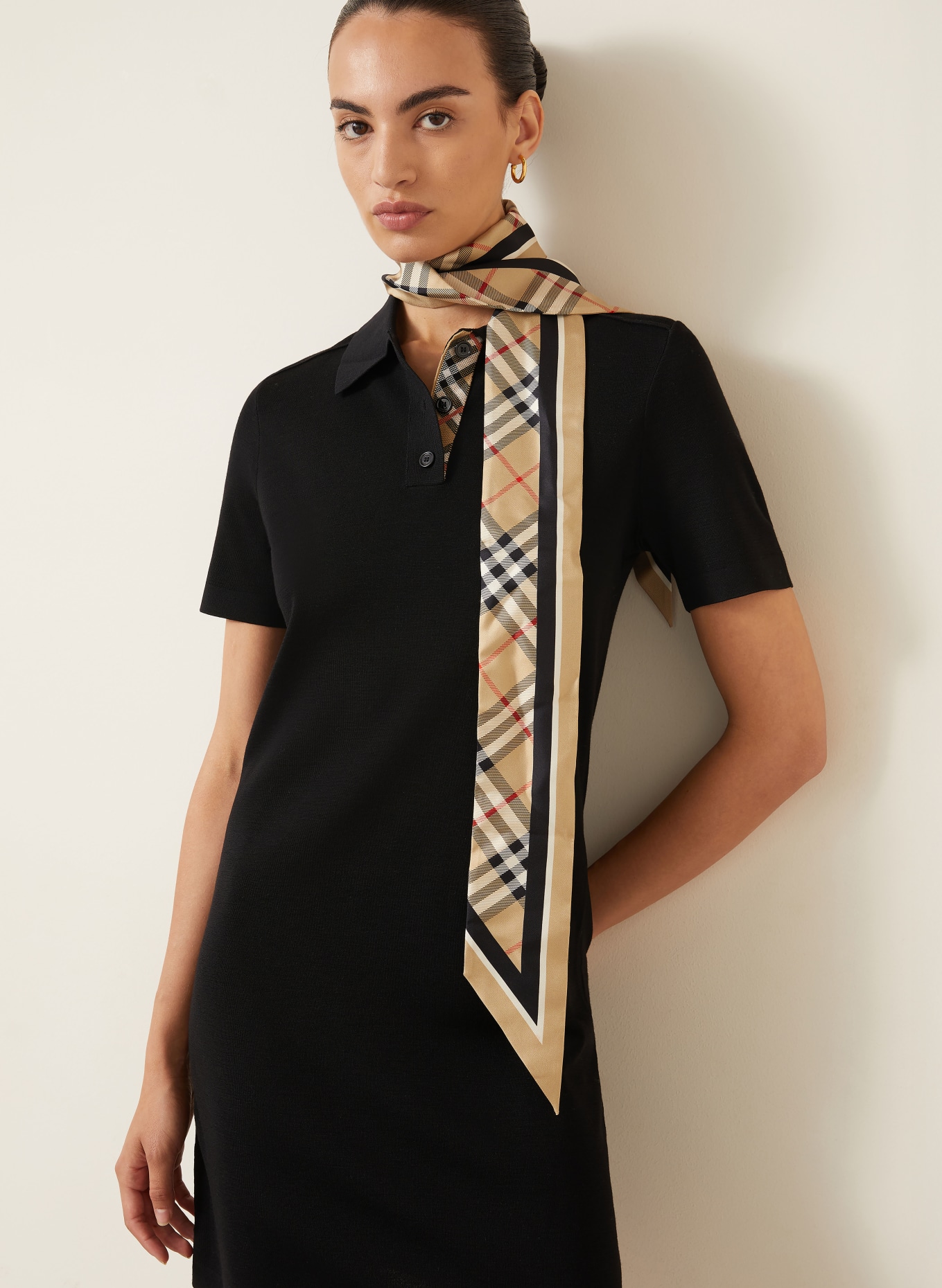 BURBERRY MAGNOLIA Knitted Polo Dress: BLACK / CAMEL / RED