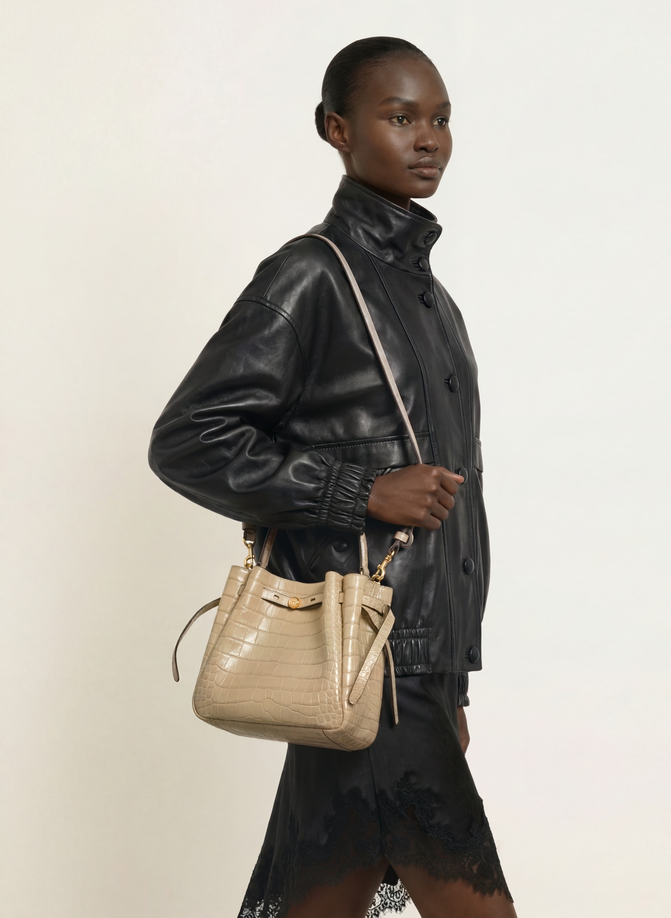 TORY BURCH ROMY Bucket Bag: CREAM / GOLD
