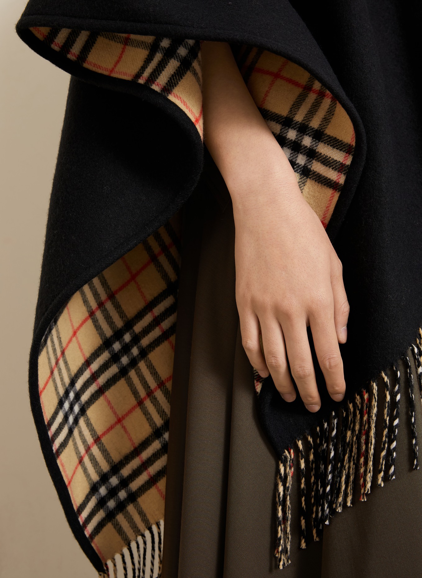 BURBERRY Cape: NEGRU / BEJ / PORTOCALIU
