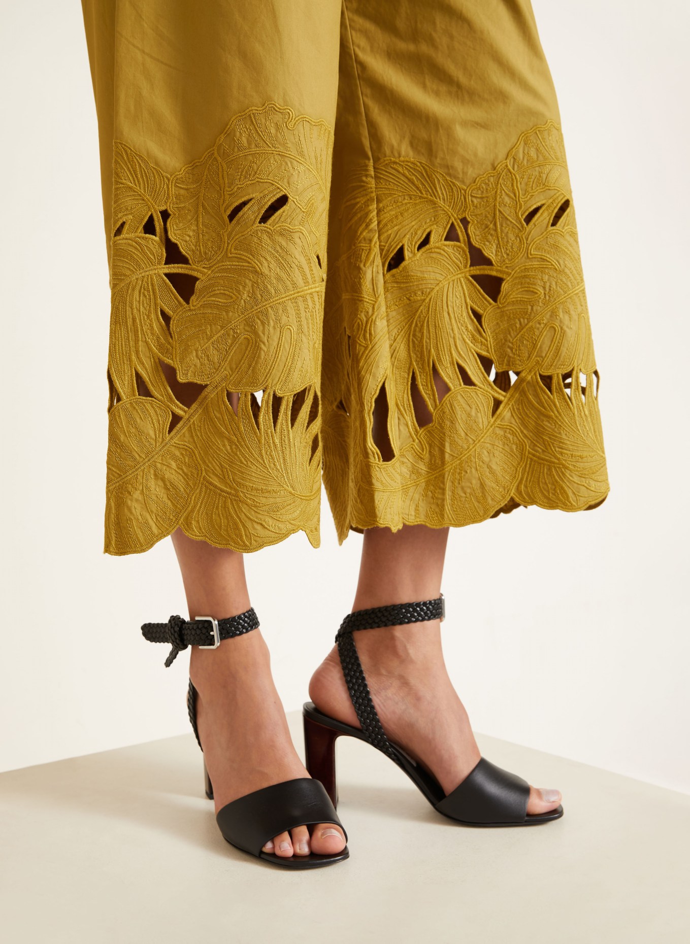 ZIMMERMANN Pantaloni 7/8 MAHON cu dantelă perforată: OLIV
