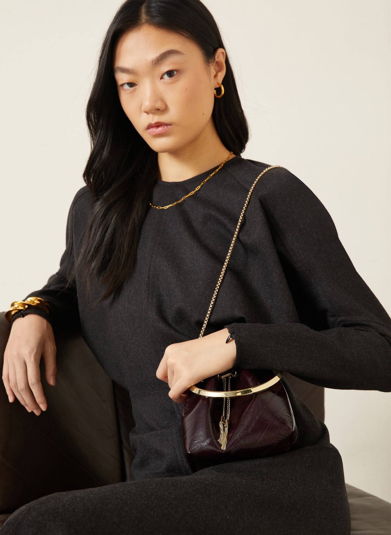 JIMMY CHOO Umhängetasche BON BON MINI: DUNKELBRAUN / GOLD
