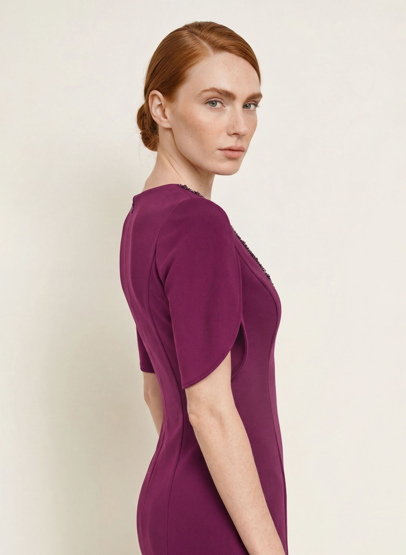 ADRIANNA PAPELL Robe de cocktail ornée de strass: ROUGE FONCÉ