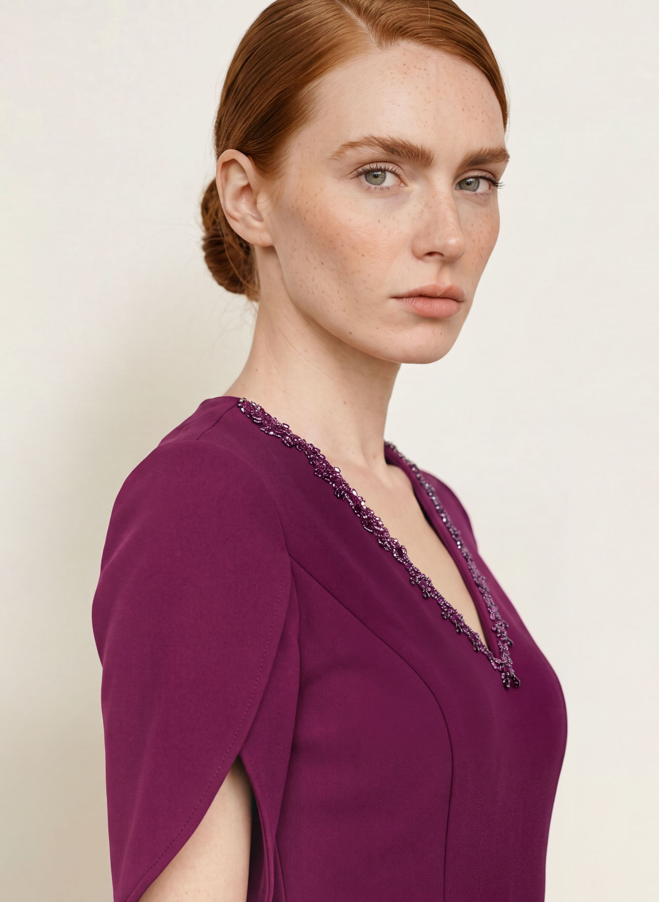 ADRIANNA PAPELL Robe de cocktail ornée de strass: ROUGE FONCÉ