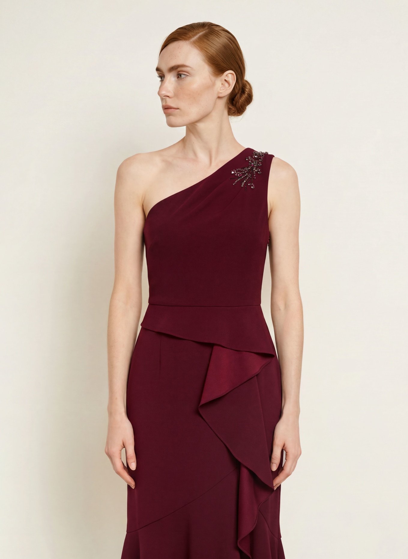 ADRIANNA PAPELL Abendkleid mit Schmucksteinen und Volants: DUNKELROT