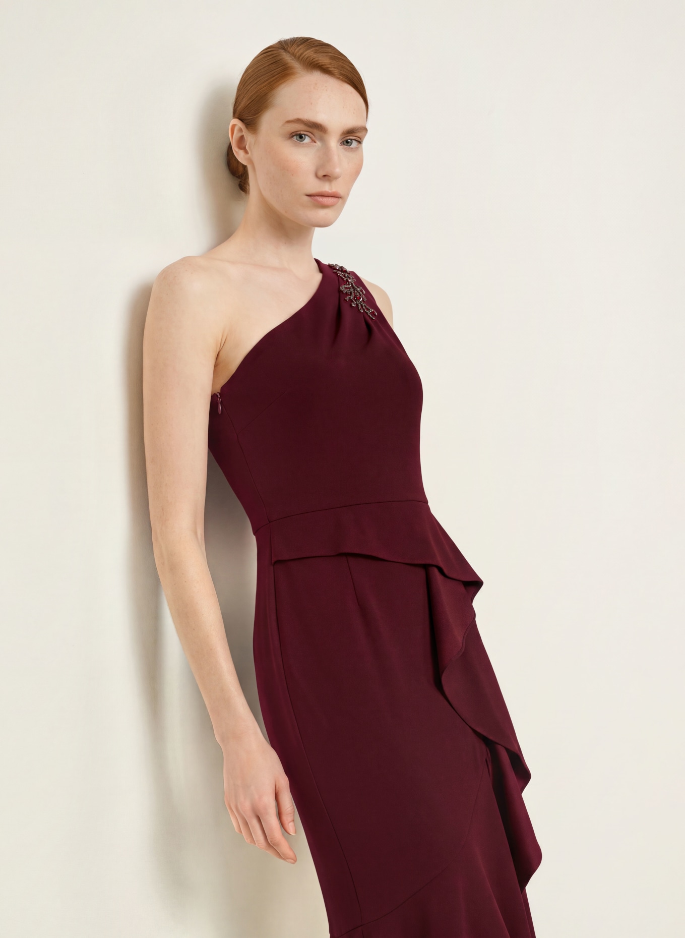 ADRIANNA PAPELL Abendkleid mit Schmucksteinen und Volants: DUNKELROT