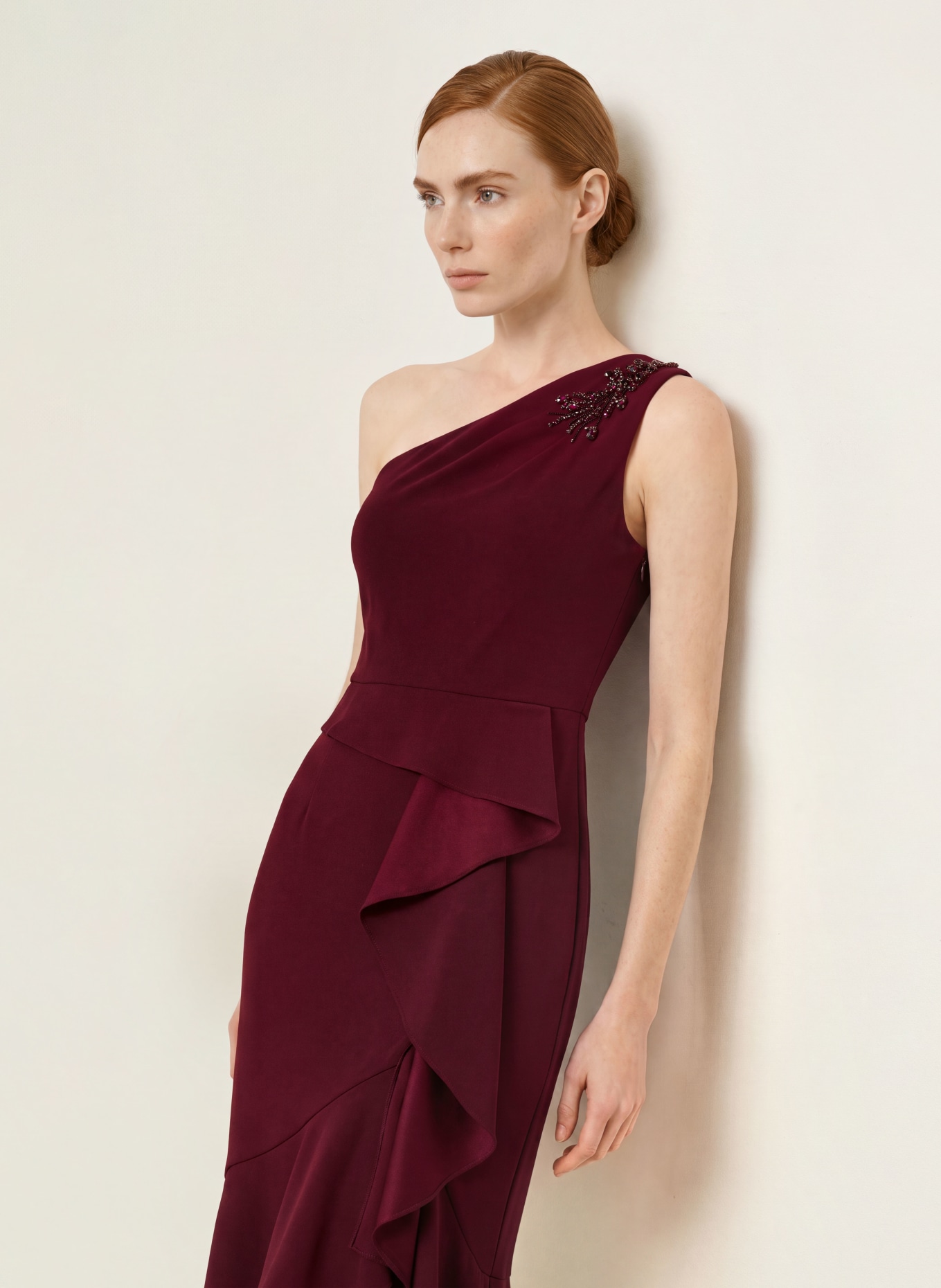 ADRIANNA PAPELL Abendkleid mit Schmucksteinen und Volants: DUNKELROT