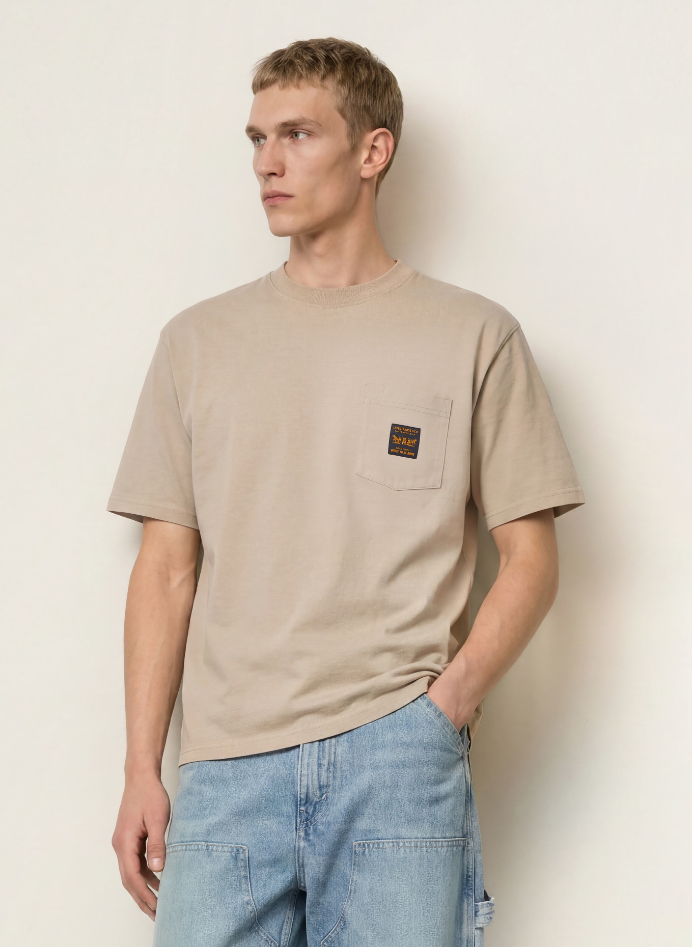 Levi's® T-Shirt: BEIGE
