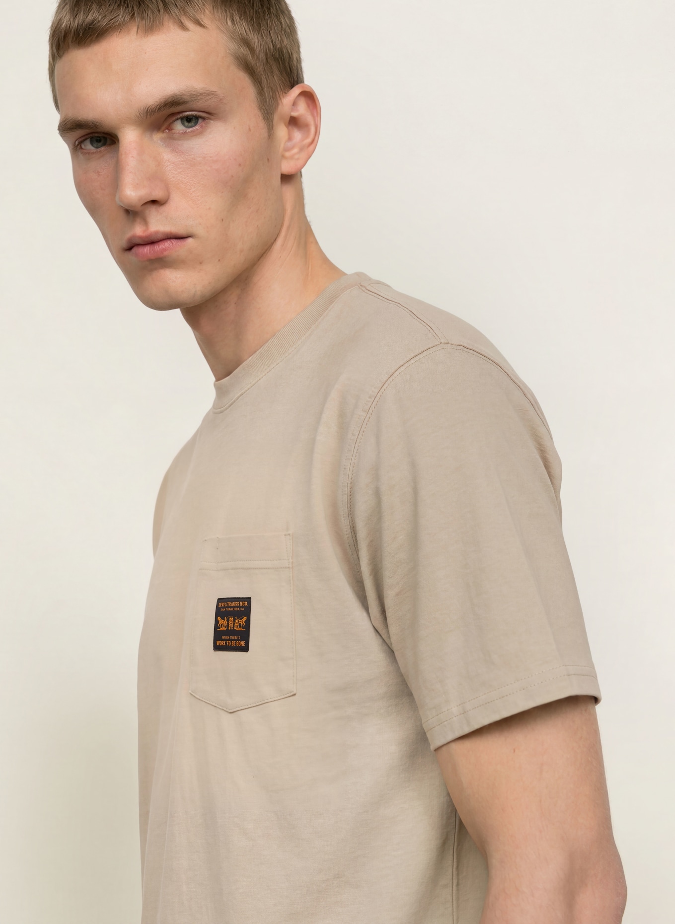 Levi's® T-Shirt: BEIGE