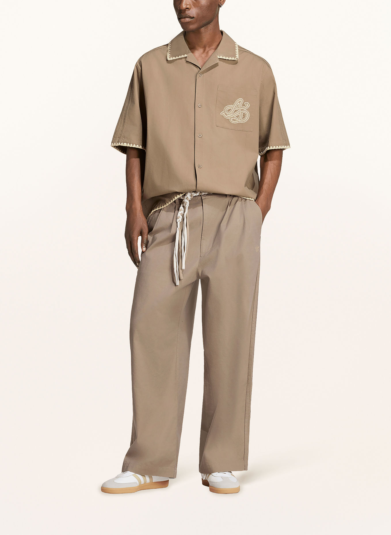 adidas Originals Pantalon RESORT S à bandes de galon: TAUPE / ÉCRU