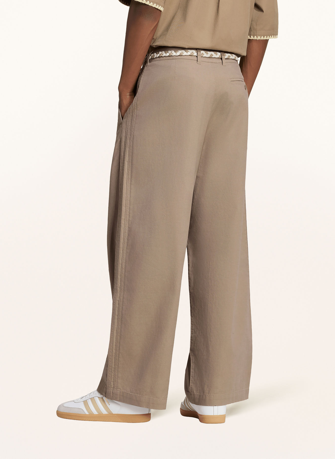 adidas Originals Pantalon RESORT S à bandes de galon: TAUPE / ÉCRU