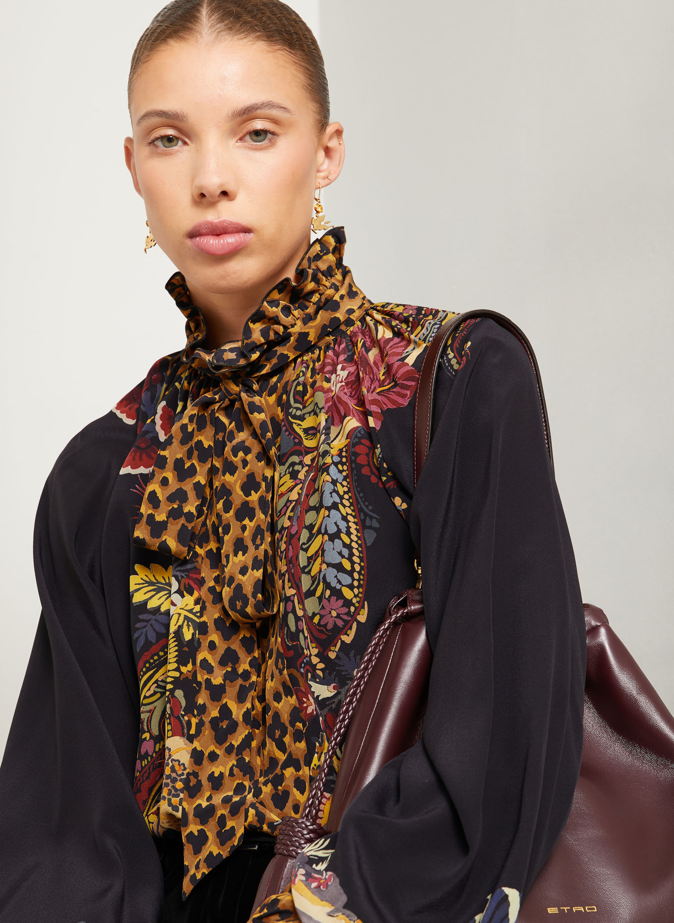 ETRO Blouse en soie avec nœud amovible et volants: NOIR / ROUGE / JAUNE