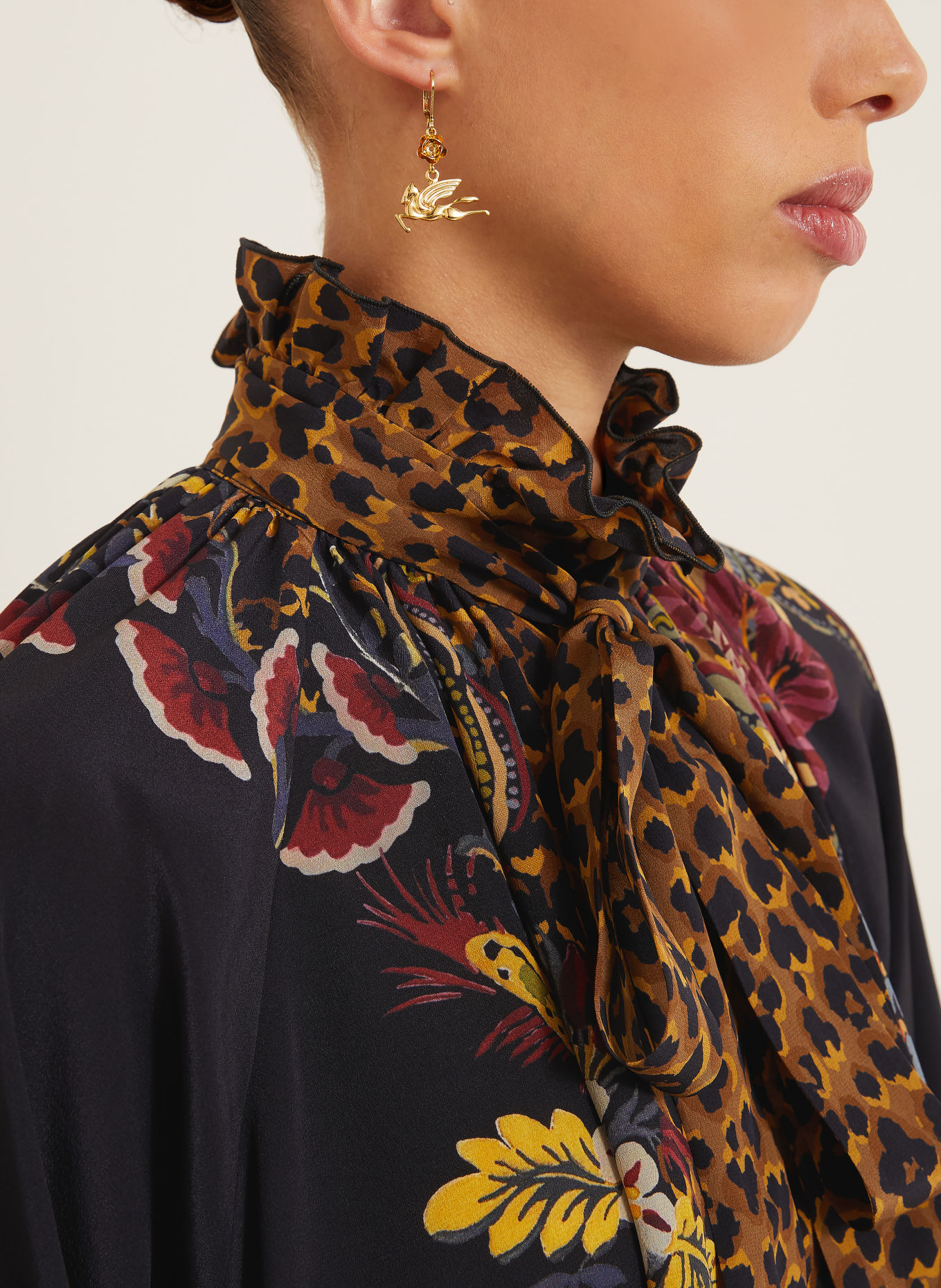 ETRO Blouse en soie avec nœud amovible et volants: NOIR / ROUGE / JAUNE