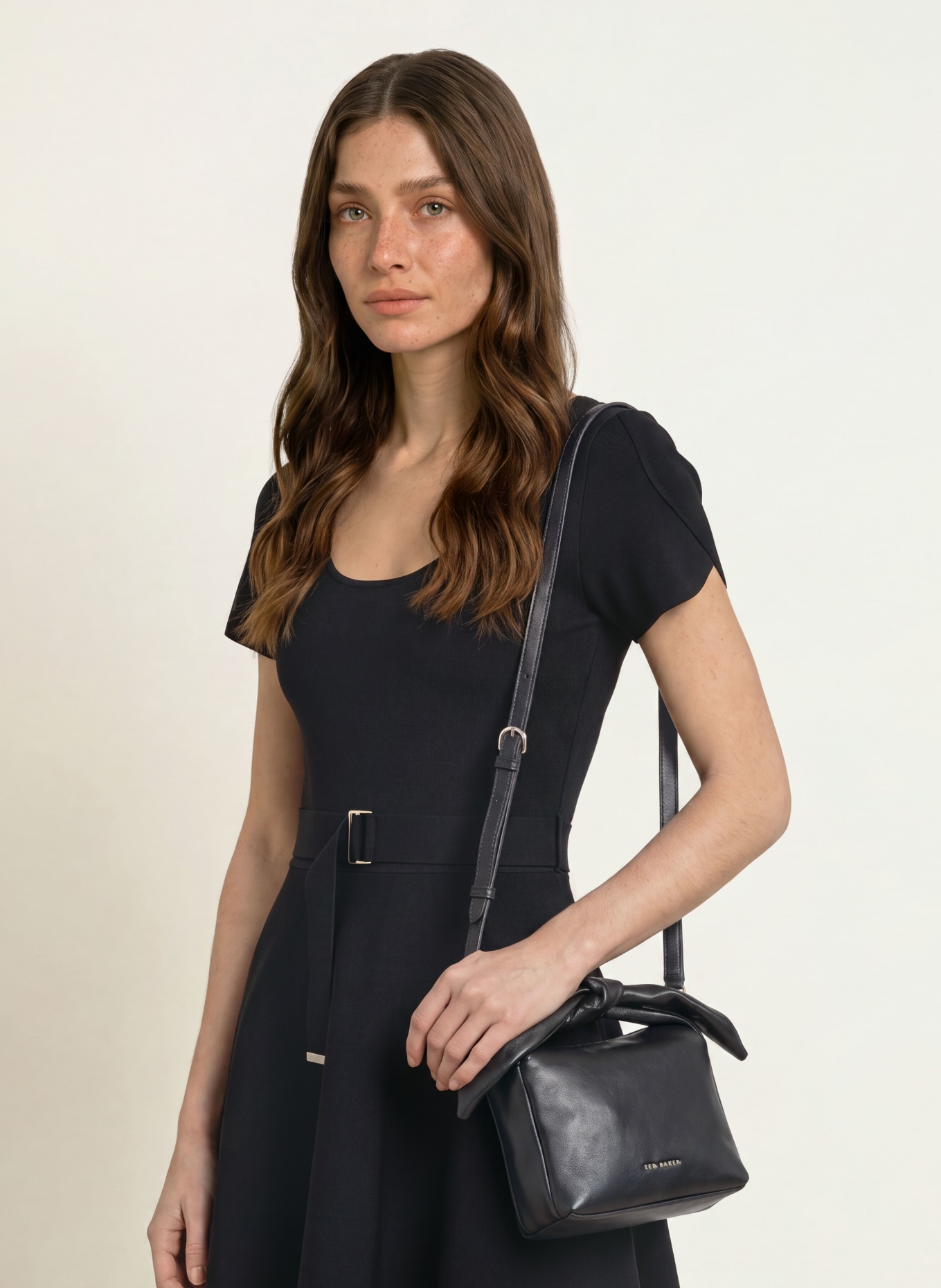 TED BAKER Kabelka přes rameno NIYAL: ČERNÁ / STŘÍBRNÁ