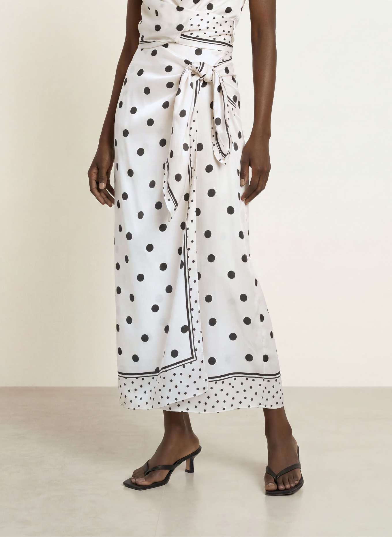 TED BAKER ALBBAA wikkelrok van satijn: WIT / ZWART