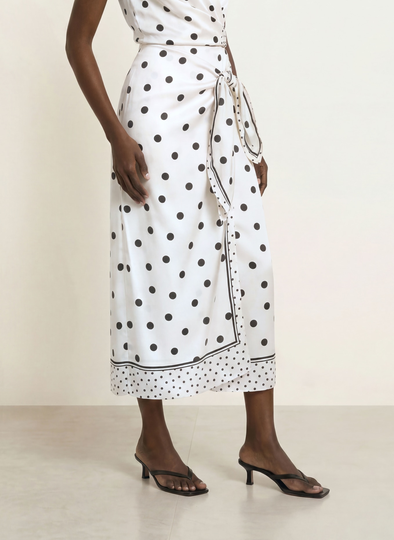 TED BAKER ALBBAA wikkelrok van satijn: WIT / ZWART