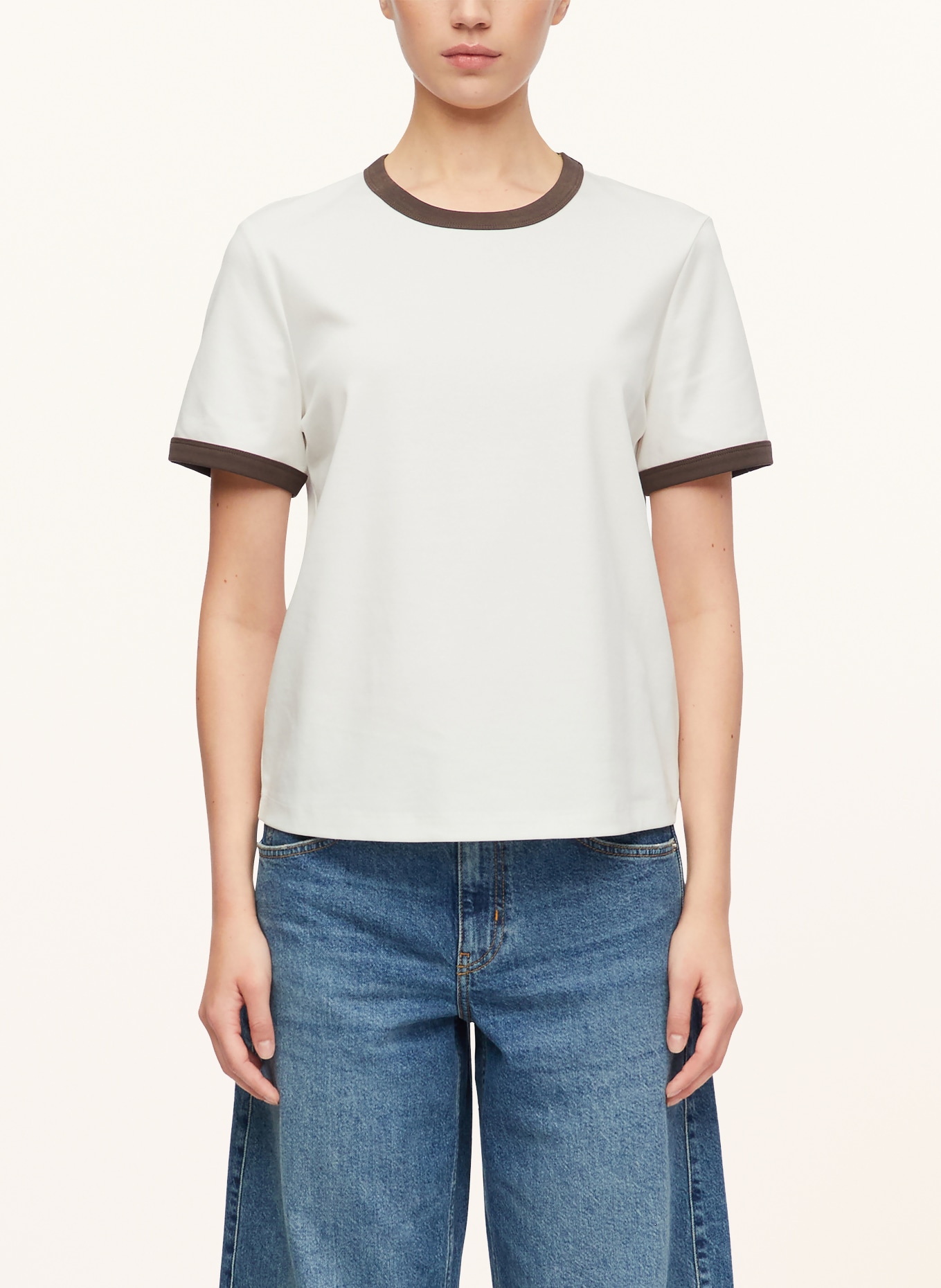 comma T-shirt: VIT / MÖRKBRUN