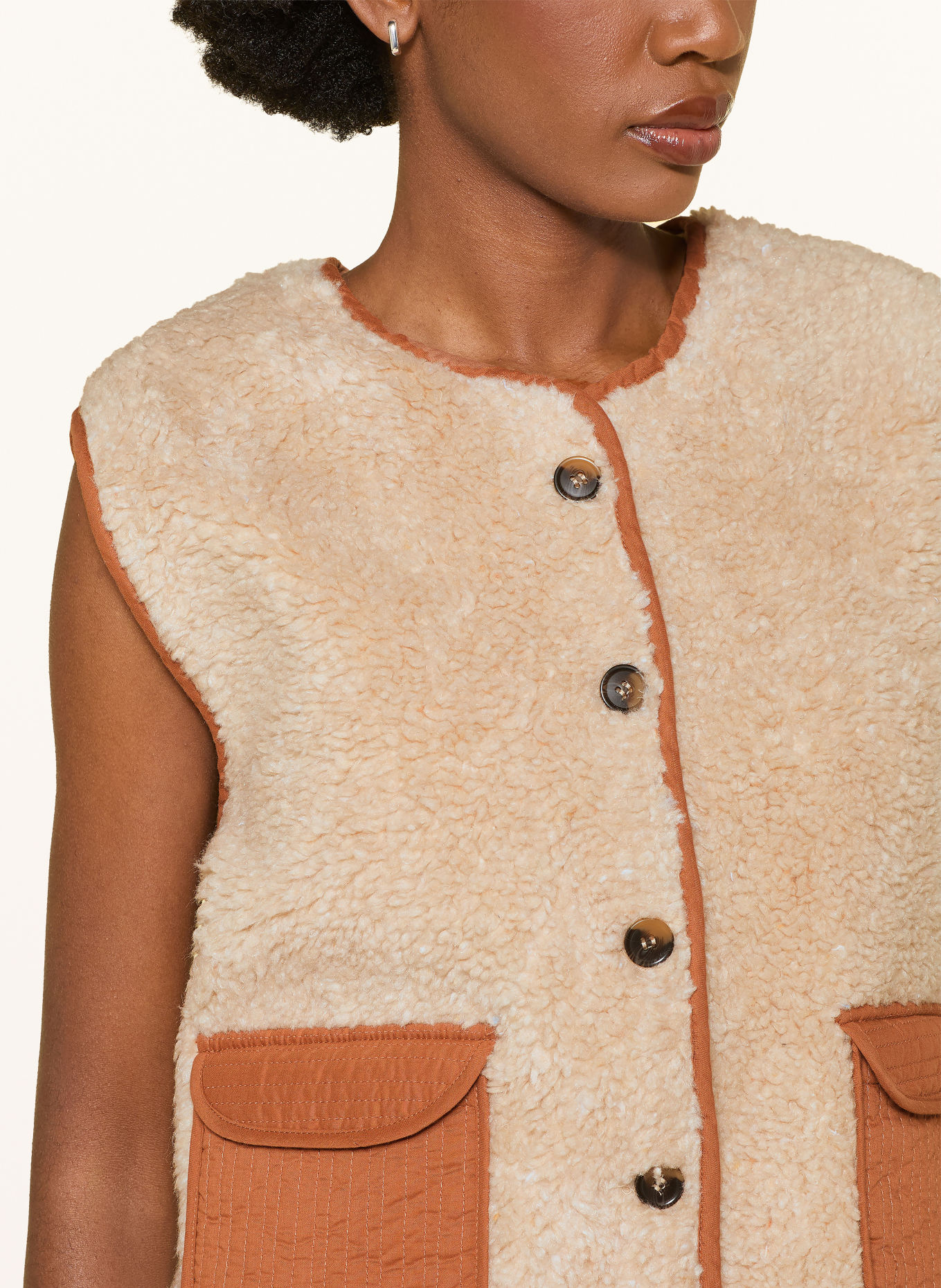lollys laundry JACELL Faux Fur Vest: BEIGE / BROWN / LIGHT BLUE