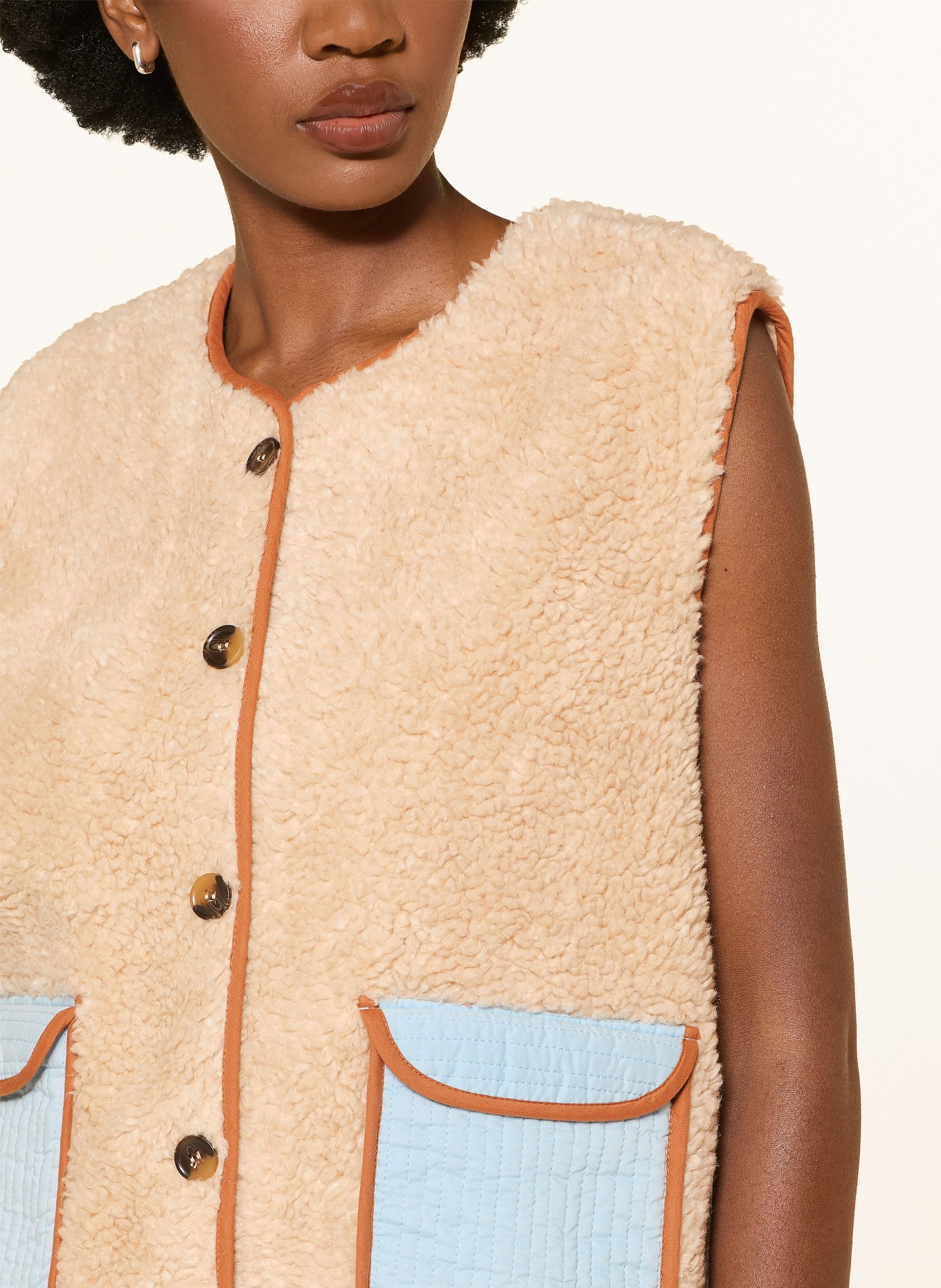 lollys laundry JACELL Faux Fur Vest: BEIGE / LIGHT BLUE
