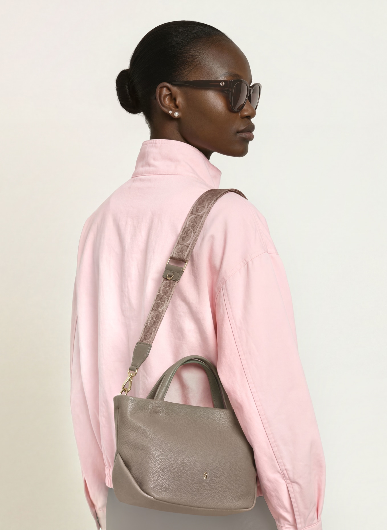 AIGNER Shopper PAULA SMALL: GRÅ