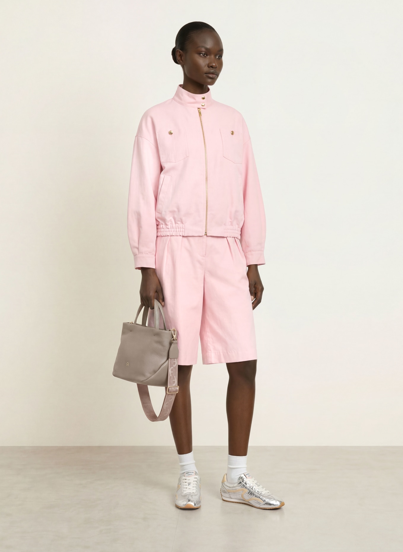 AIGNER Shopper PAULA SMALL: GRÅ