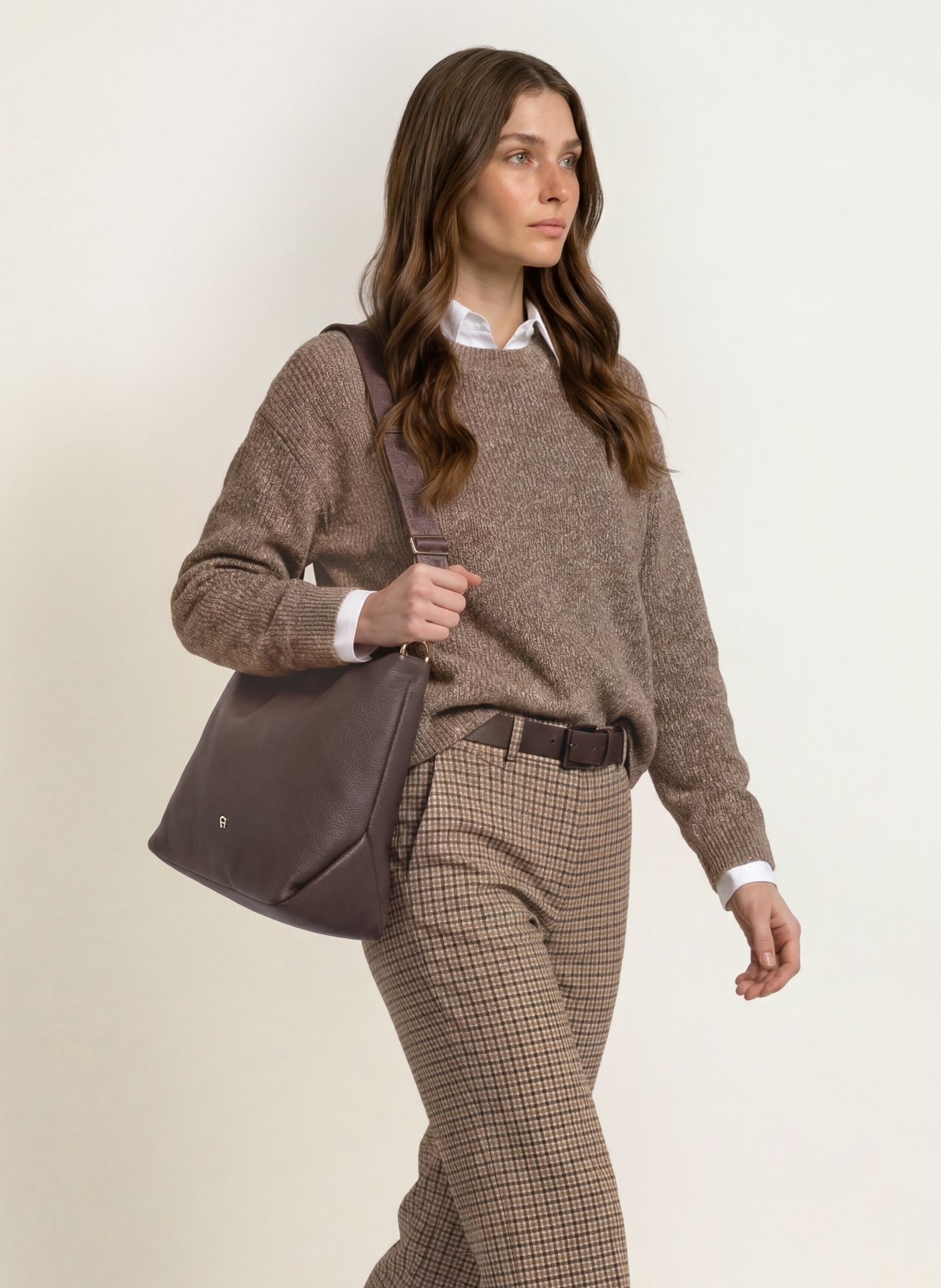 AIGNER Beuteltasche PAOLA MEDIUM: DUNKELBRAUN