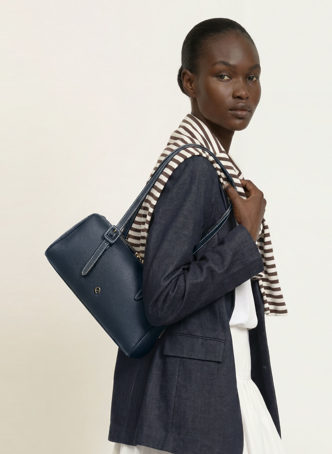 AIGNER Sac épaule MIRANDA S: BLEU FONCÉ / OR