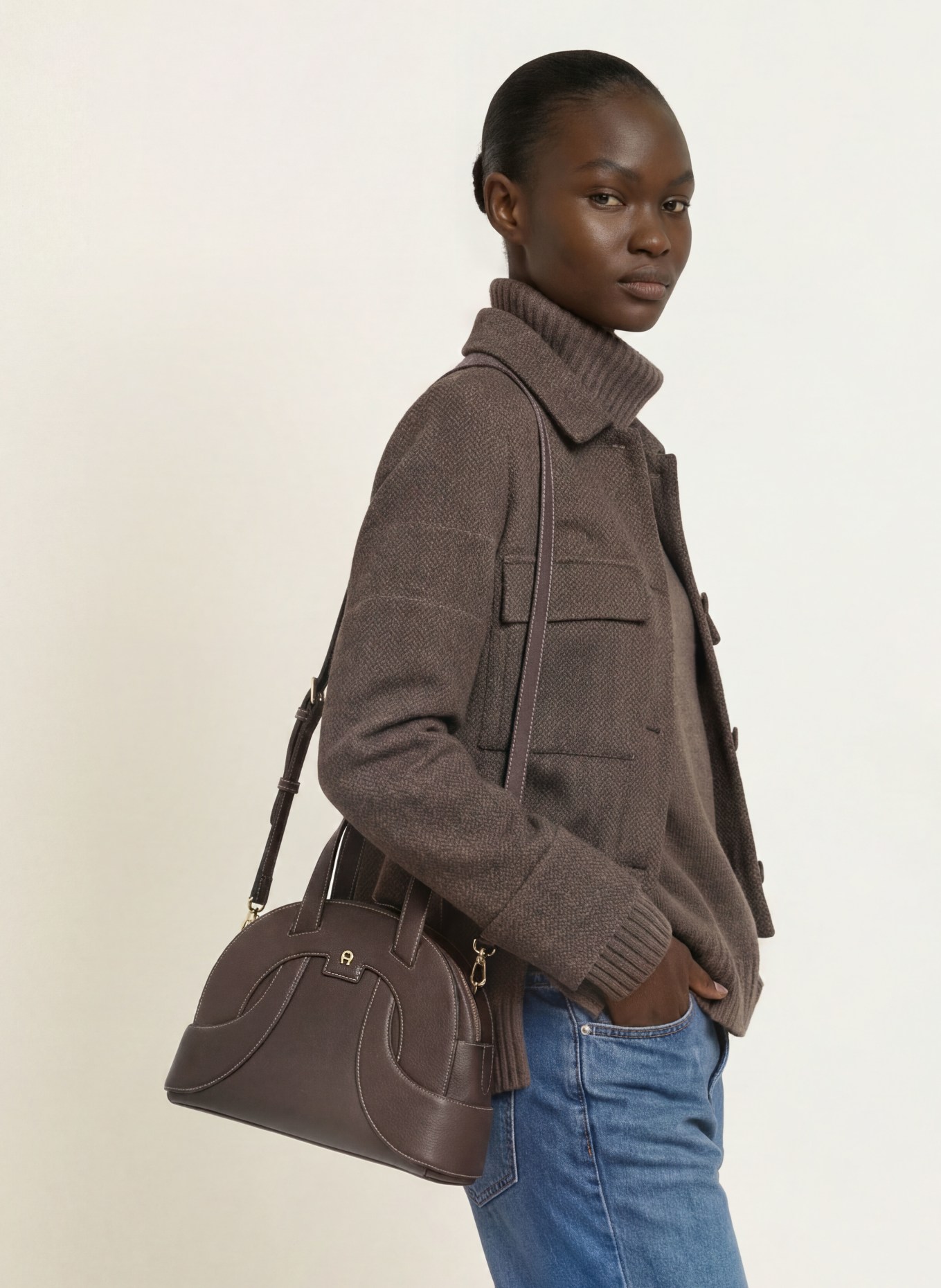 AIGNER Handbag: DARK BROWN / GOLD