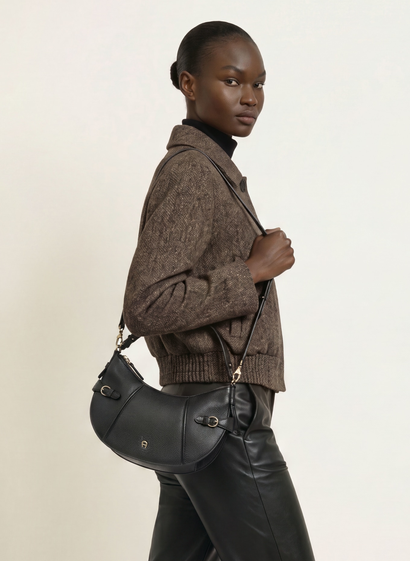 AIGNER Schoudertas CAVALLO SMALL: ZWART / GOUD