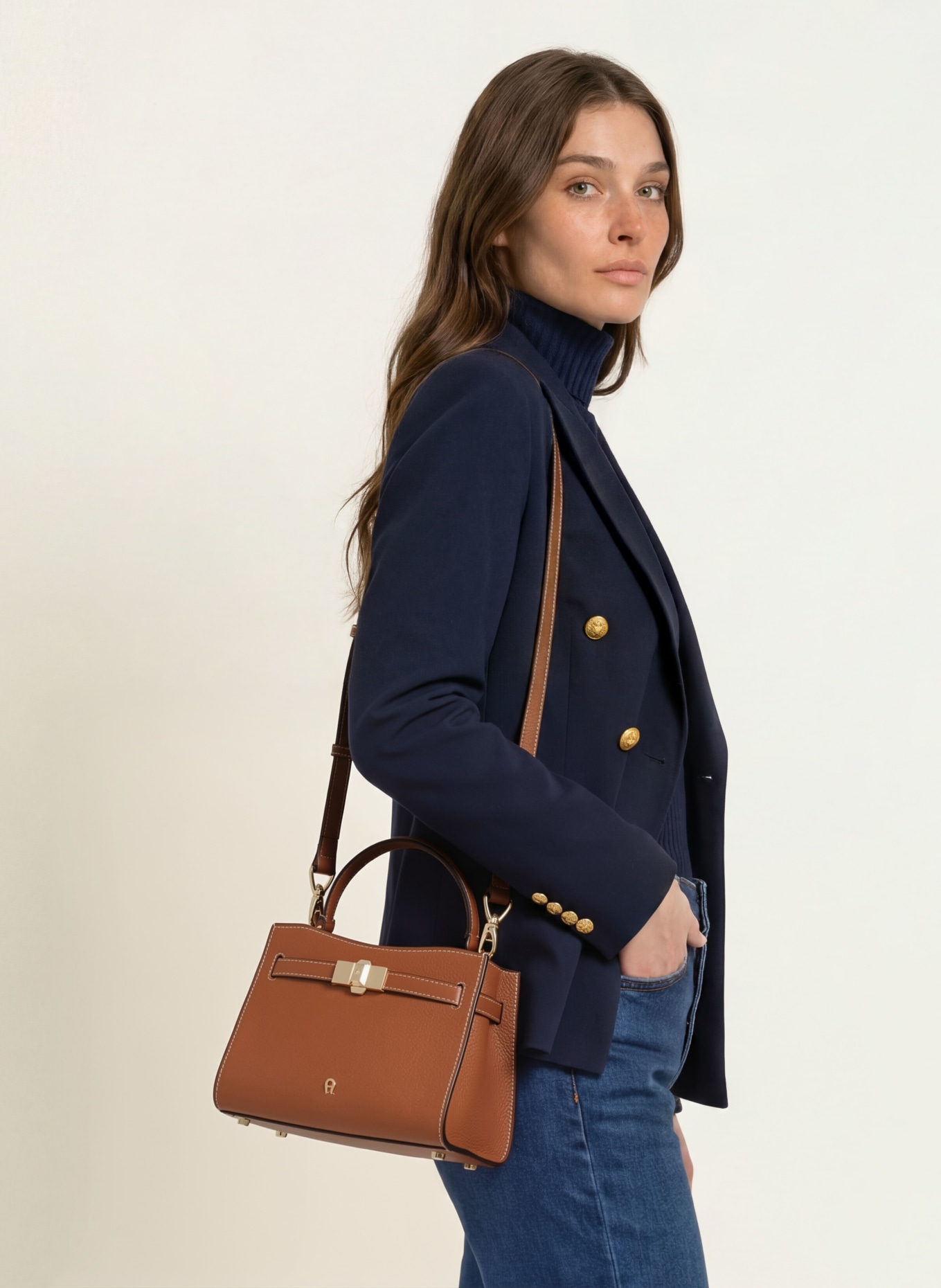 AIGNER Handtas FARAH SMALL: COGNAC / GOUD