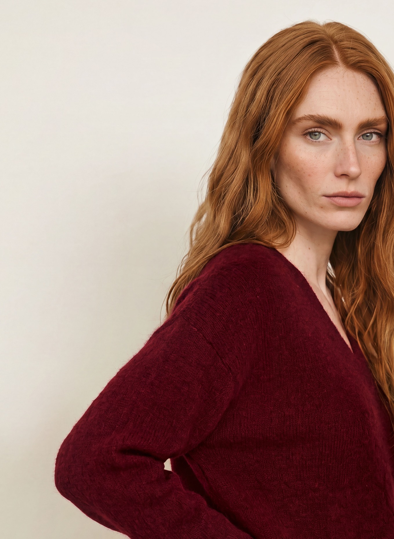 darling harbour Sweater: DARK RED