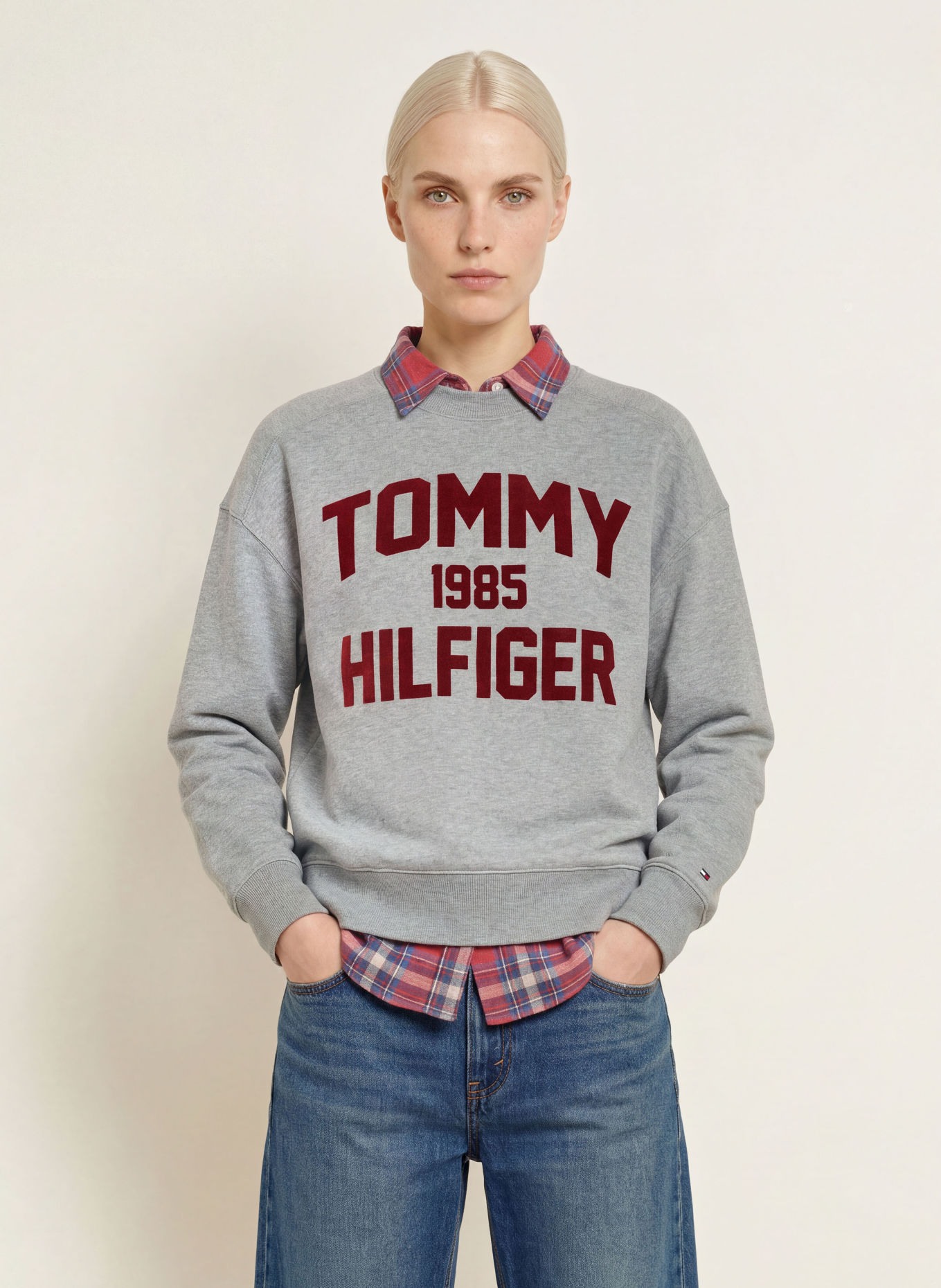 TOMMY HILFIGER Sweatshirt: GRÅ / MØRKERØD