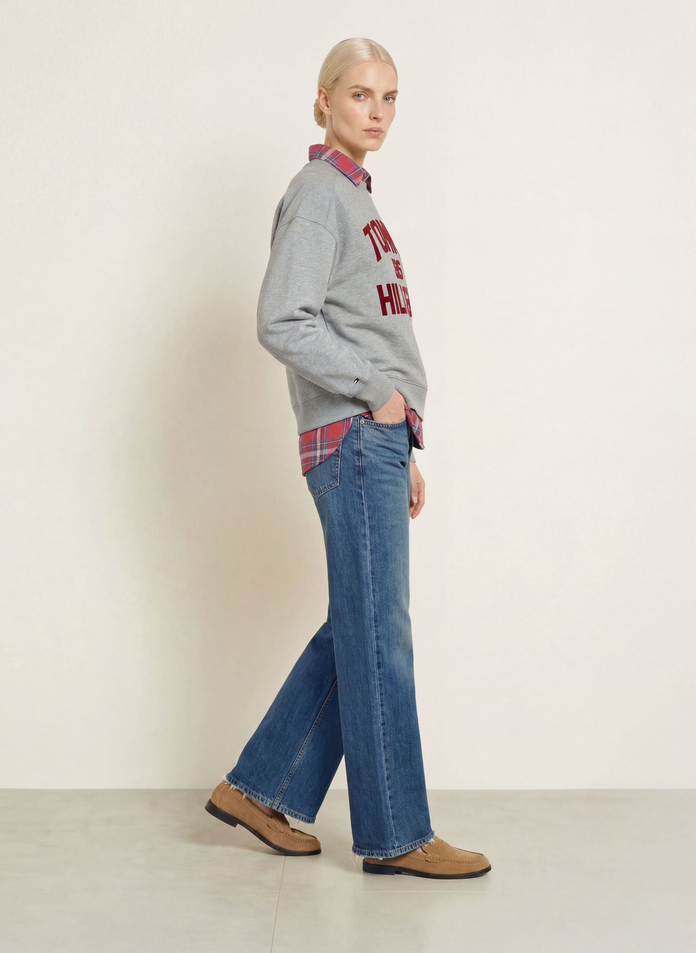 TOMMY HILFIGER Sweatshirt: GRÅ / MØRKERØD