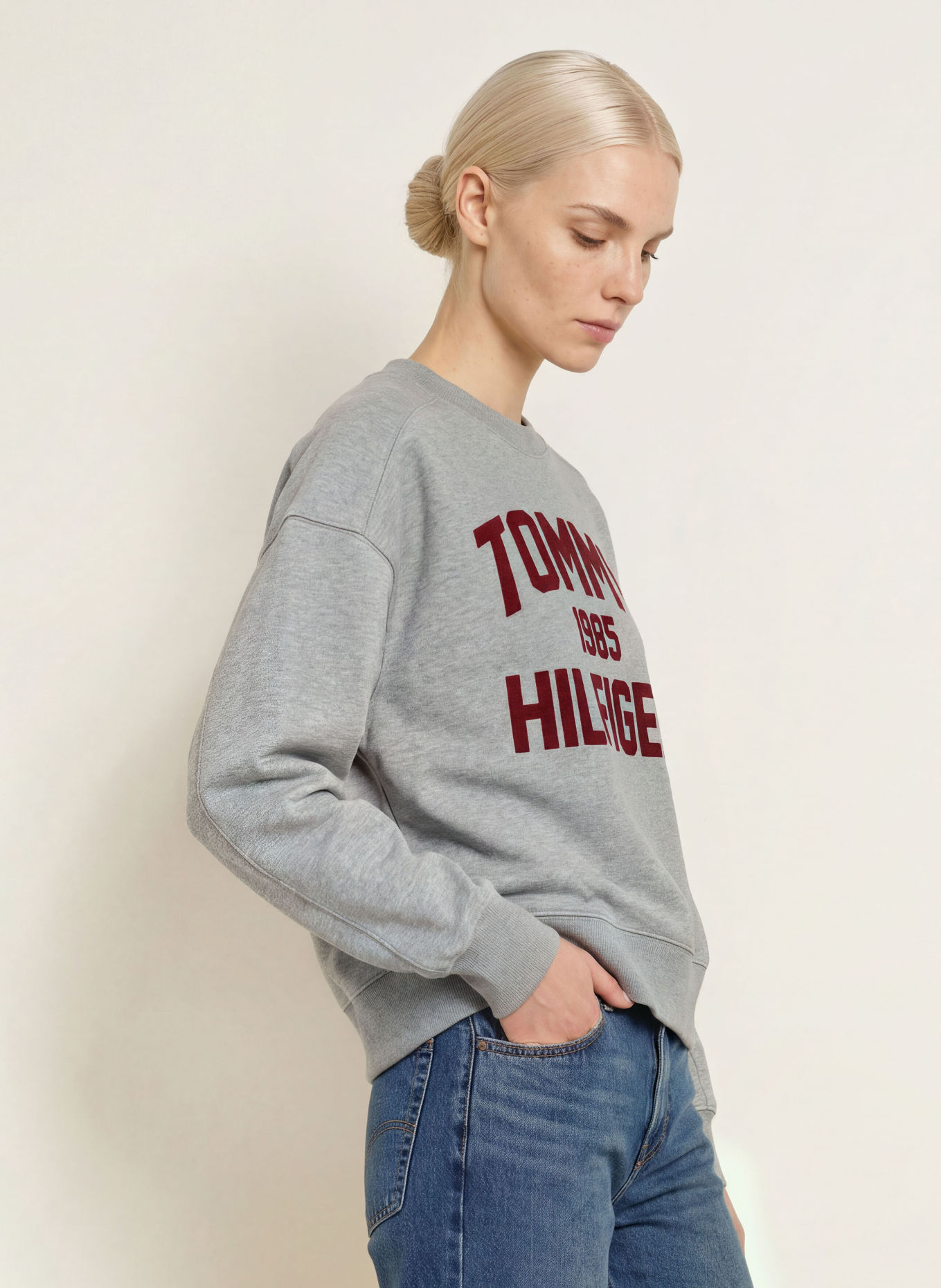 TOMMY HILFIGER Sweatshirt: GRÅ / MØRKERØD