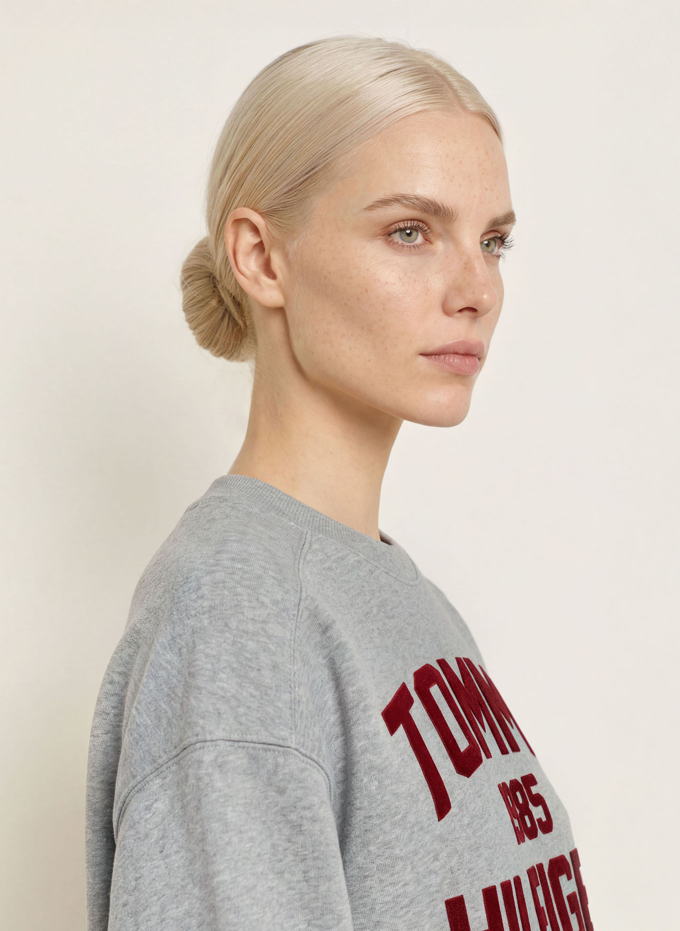 TOMMY HILFIGER Sweatshirt: GRÅ / MØRKERØD