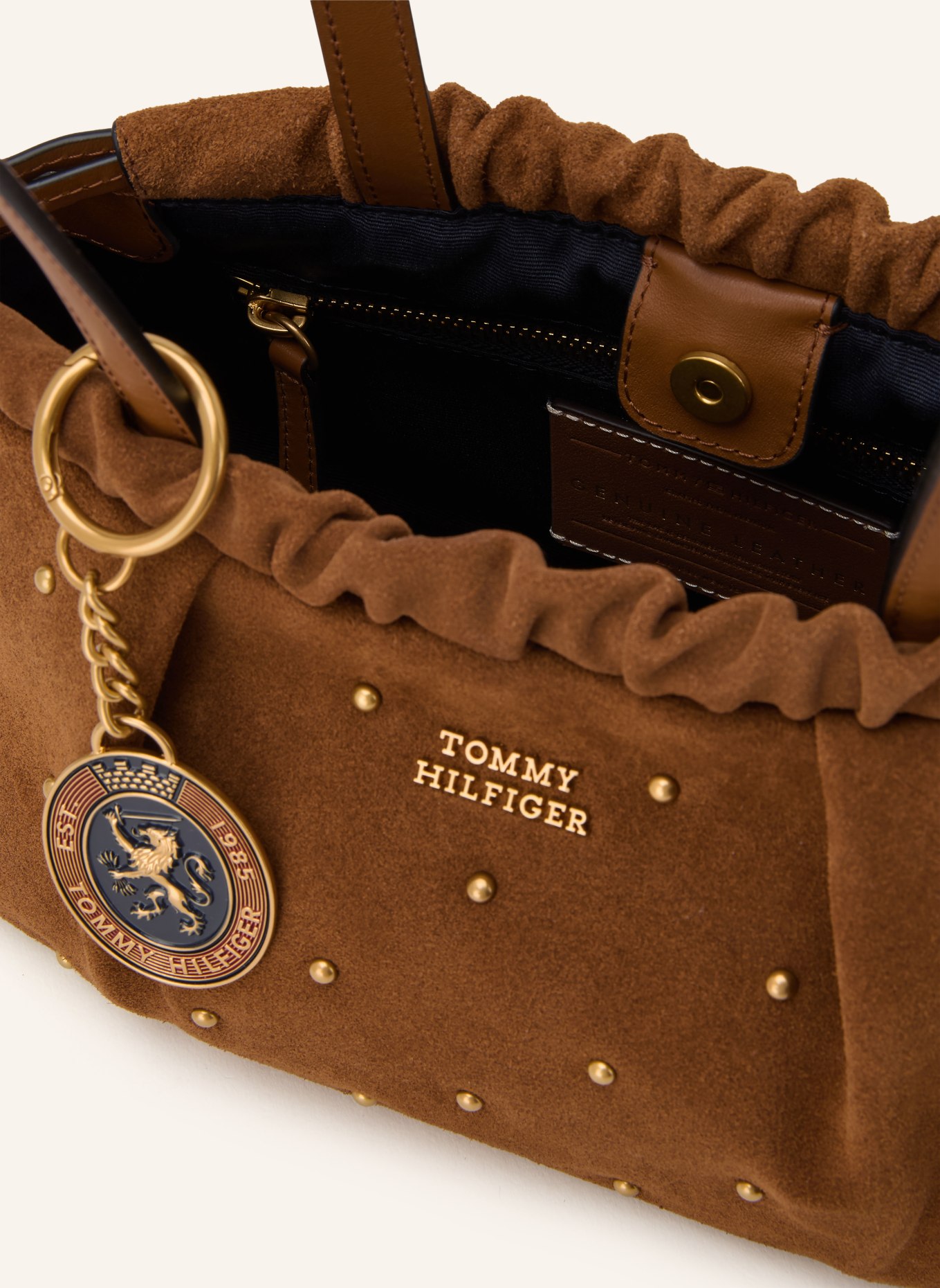 TOMMY HILFIGER Kabelka přes rameno s cvočky: KOŇAKOVÁ