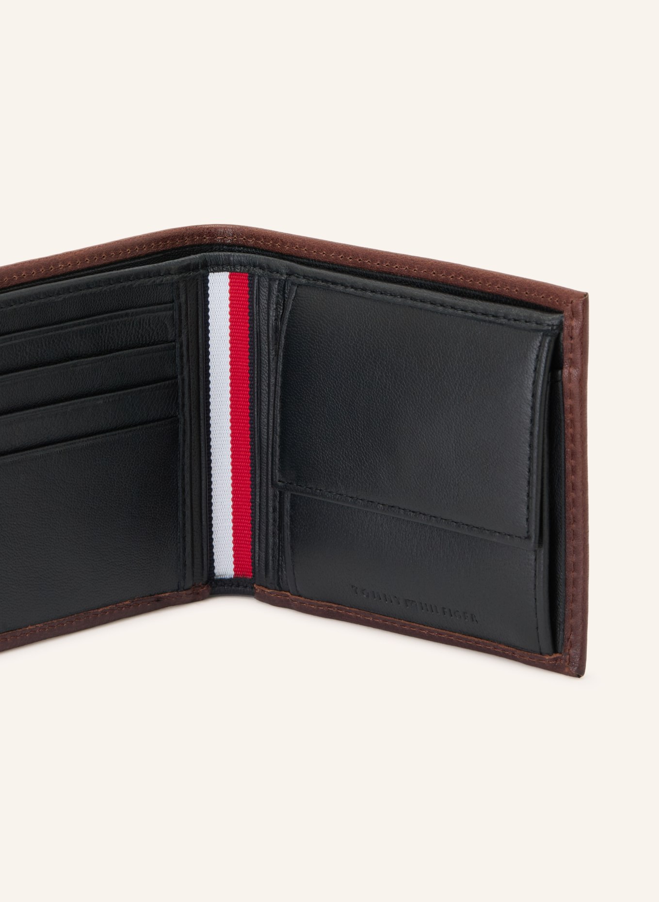 TOMMY HILFIGER Peněženka: TMAVĚ HNĚDÁ