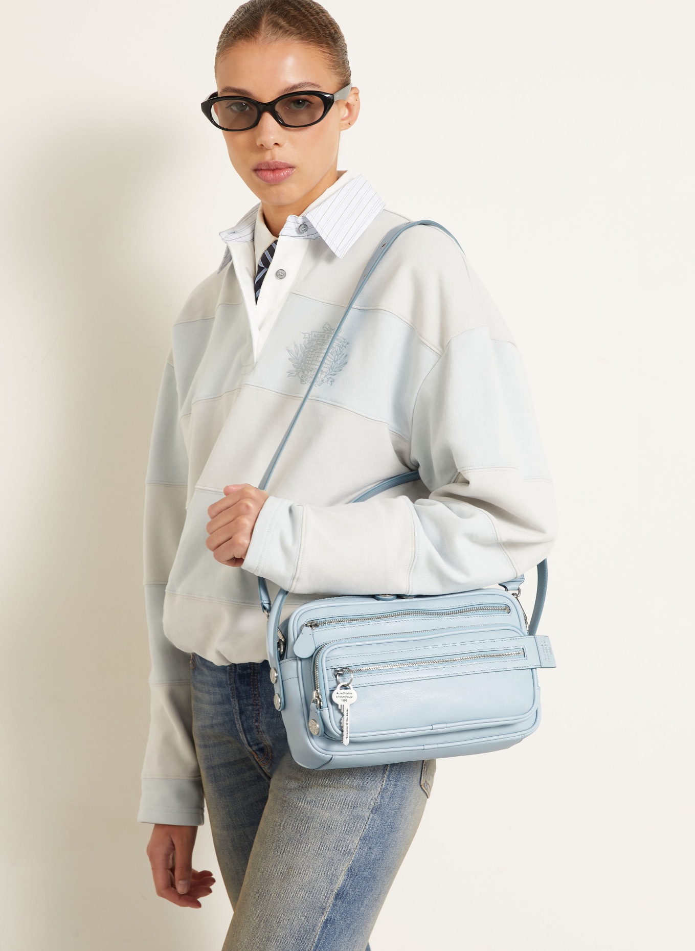 Acne Studios Umhängetasche CAMERO PARTY: HELLBLAU / SILBER