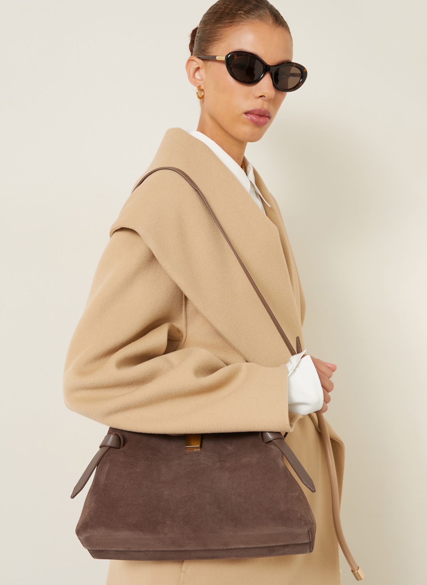 YUZEFI GYOZA Handbag: DARK BROWN / GOLD