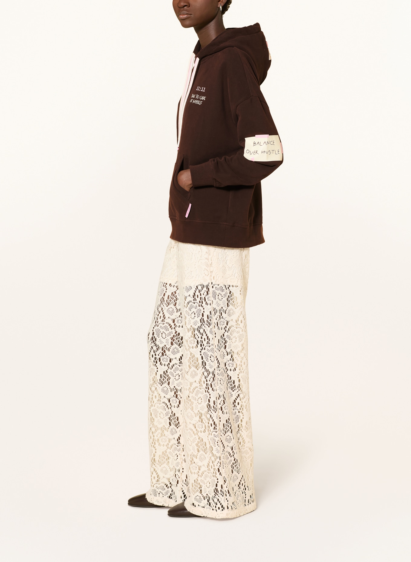 Smith & Soul Oversized mikina s kapucí: TMAVĚ HNĚDÁ / RŮŽOVÁ / REŽNÁ