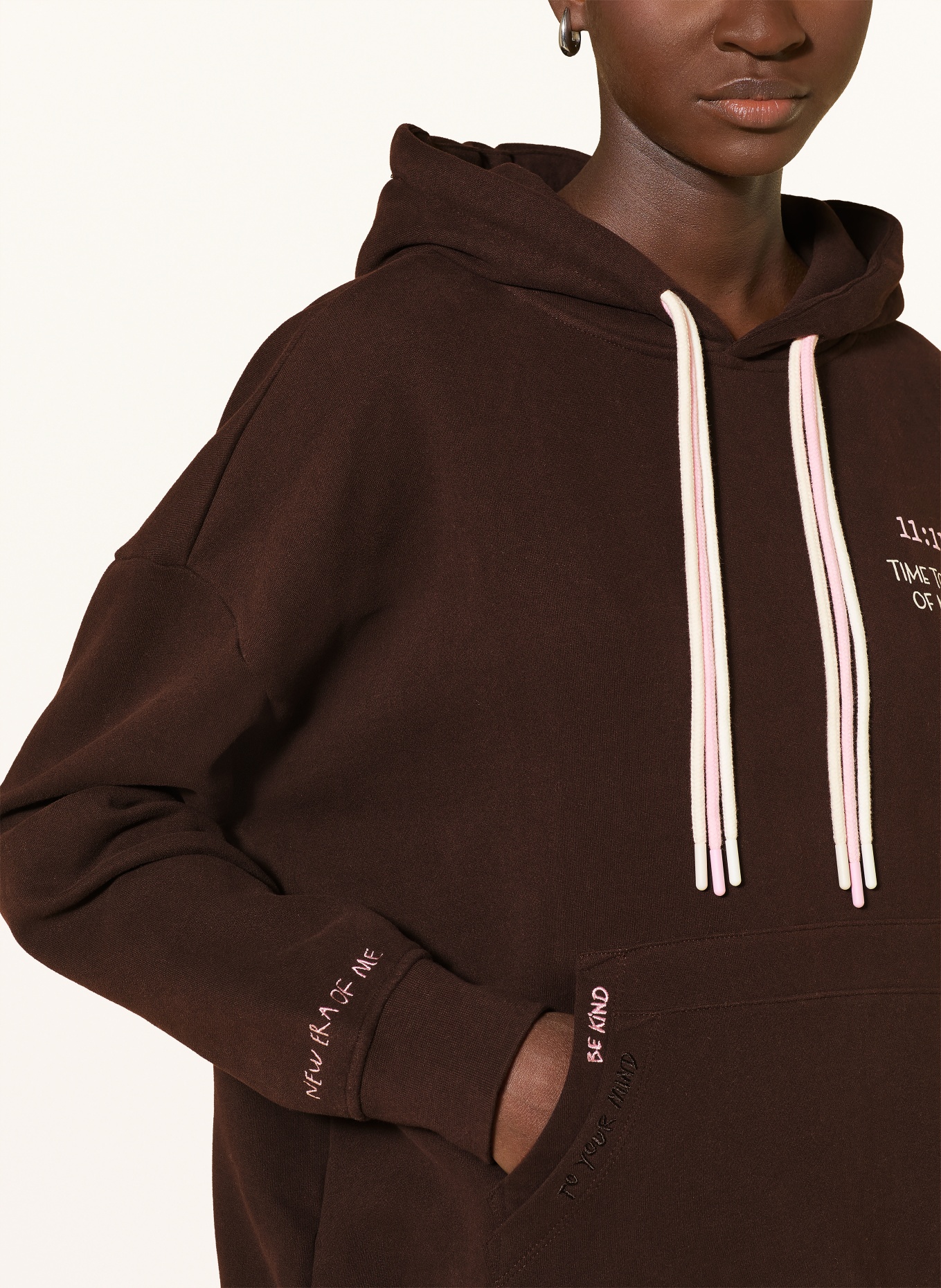 Smith & Soul Oversized mikina s kapucí: TMAVĚ HNĚDÁ / RŮŽOVÁ / REŽNÁ
